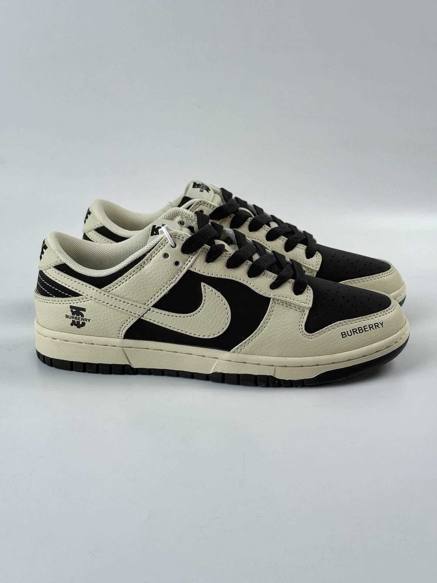 Nike SB Dunk Low x BURBERRY 白黑 XD1588-218-莆田鞋,莆田鞋货源,高仿鞋,高仿鞋货源,安福档口,莆田高仿鞋,莆田鞋批发,高仿鞋批发,莆田高仿运动鞋,高仿运动鞋,莆田运动鞋 Nike SB Dunk Low x BURBERRY 白黑 XD1588-218