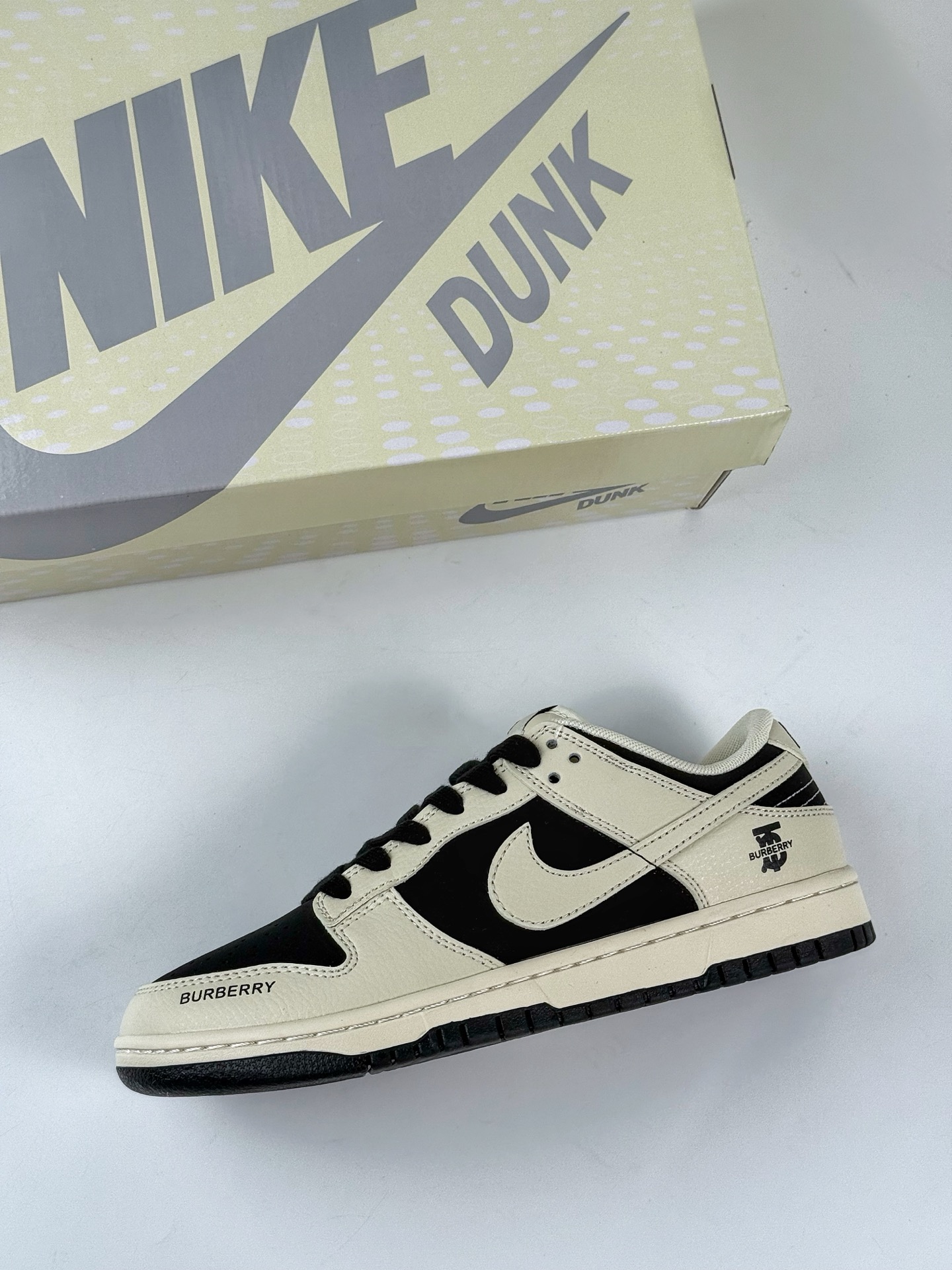 Nike SB Dunk Low x BURBERRY 白黑 XD1588-218-莆田鞋,莆田鞋货源,高仿鞋,高仿鞋货源,安福档口,莆田高仿鞋,莆田鞋批发,高仿鞋批发,莆田高仿运动鞋,高仿运动鞋,莆田运动鞋 Nike SB Dunk Low x BURBERRY 白黑 XD1588-218