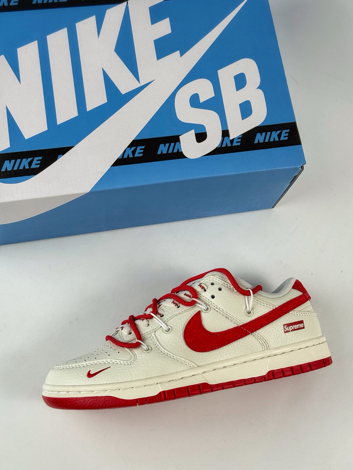 Nike SB Dunk Low x Supreme 白红小勾绑带 FX1588-401-莆田鞋,莆田鞋货源,高仿鞋,高仿鞋货源,安福档口,莆田高仿鞋,莆田鞋批发,高仿鞋批发,莆田高仿运动鞋,高仿运动鞋,莆田运动鞋 Nike SB Dunk Low x Supreme 白红小勾绑带 FX1588-401