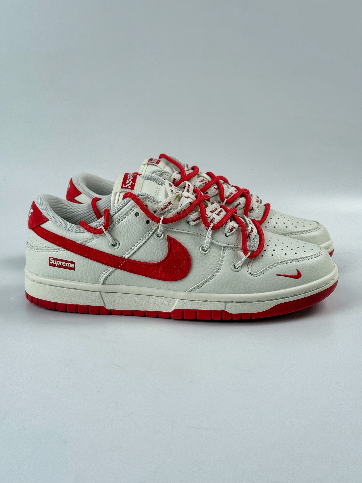 Nike SB Dunk Low x Supreme 白红小勾绑带 FX1588-401-莆田鞋,莆田鞋货源,高仿鞋,高仿鞋货源,安福档口,莆田高仿鞋,莆田鞋批发,高仿鞋批发,莆田高仿运动鞋,高仿运动鞋,莆田运动鞋 Nike SB Dunk Low x Supreme 白红小勾绑带 FX1588-401