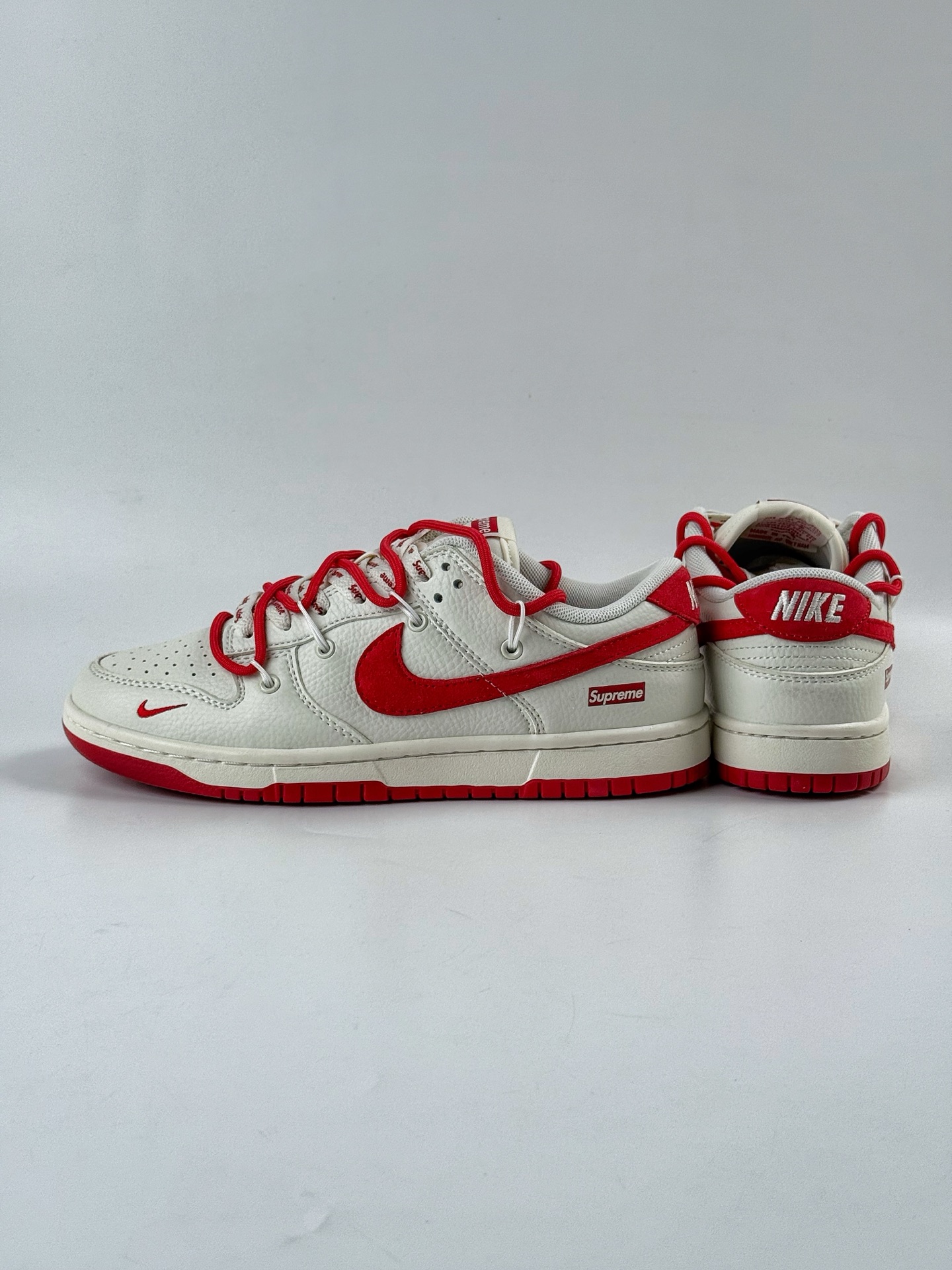 Nike SB Dunk Low x Supreme 白红小勾绑带 FX1588-401-莆田鞋,莆田鞋货源,高仿鞋,高仿鞋货源,安福档口,莆田高仿鞋,莆田鞋批发,高仿鞋批发,莆田高仿运动鞋,高仿运动鞋,莆田运动鞋 Nike SB Dunk Low x Supreme 白红小勾绑带 FX1588-401