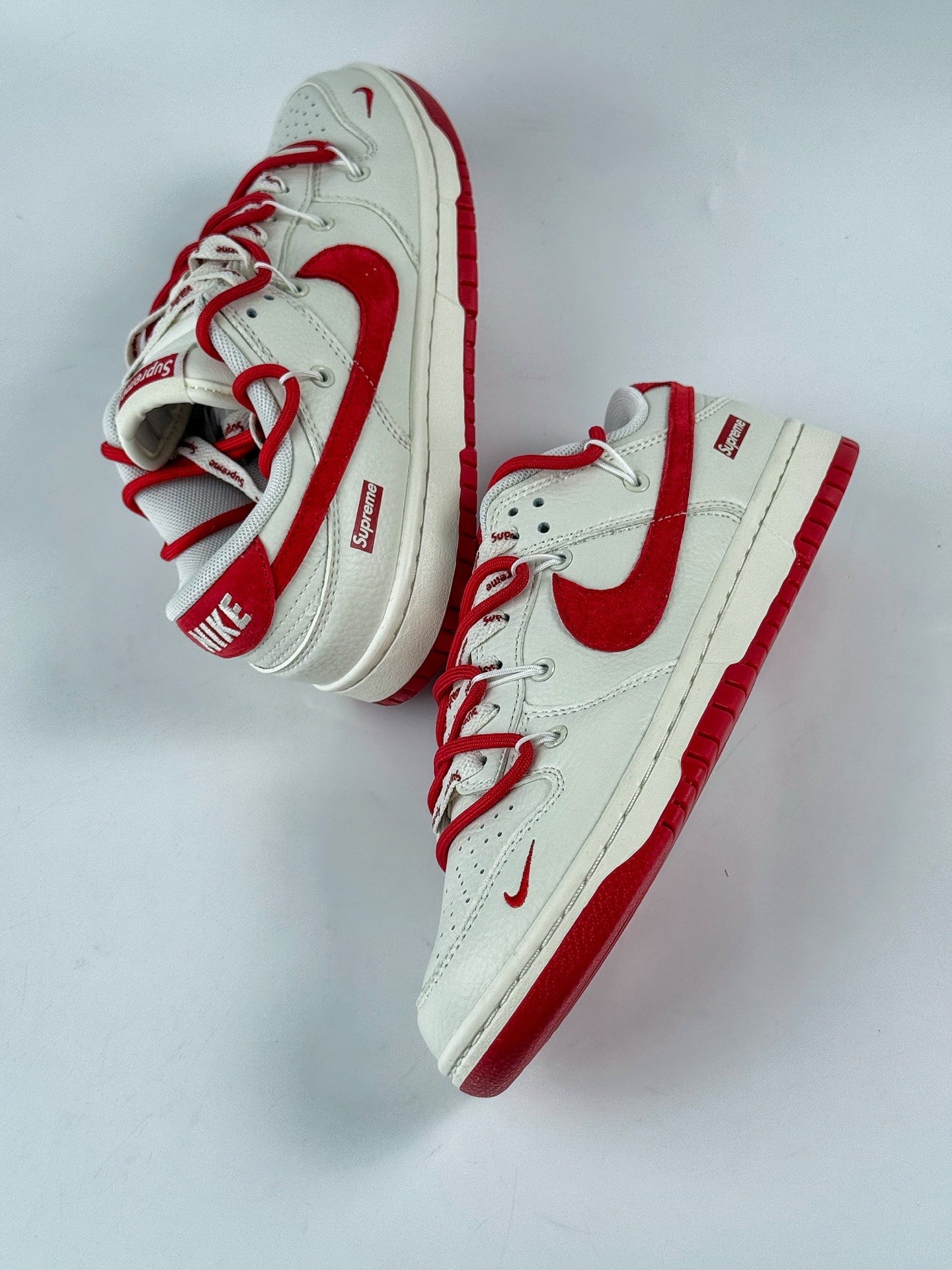 Nike SB Dunk Low x Supreme 白红小勾绑带 FX1588-401-莆田鞋,莆田鞋货源,高仿鞋,高仿鞋货源,安福档口,莆田高仿鞋,莆田鞋批发,高仿鞋批发,莆田高仿运动鞋,高仿运动鞋,莆田运动鞋 Nike SB Dunk Low x Supreme 白红小勾绑带 FX1588-401