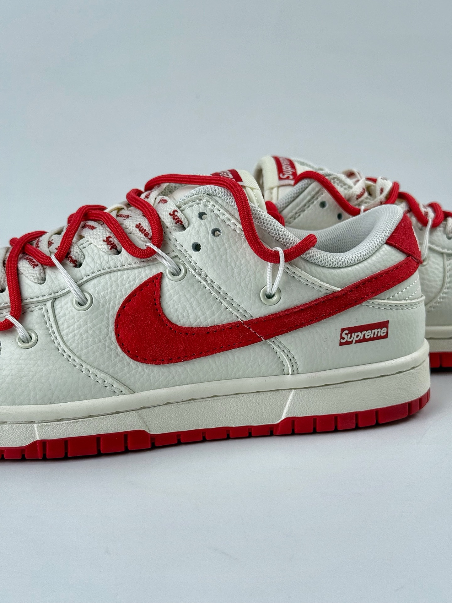 Nike SB Dunk Low x Supreme 白红小勾绑带 FX1588-401-莆田鞋,莆田鞋货源,高仿鞋,高仿鞋货源,安福档口,莆田高仿鞋,莆田鞋批发,高仿鞋批发,莆田高仿运动鞋,高仿运动鞋,莆田运动鞋 Nike SB Dunk Low x Supreme 白红小勾绑带 FX1588-401