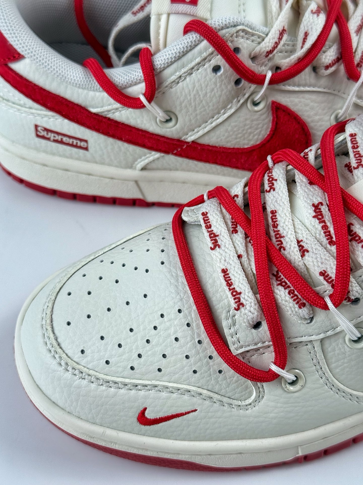 Nike SB Dunk Low x Supreme 白红小勾绑带 FX1588-401-莆田鞋,莆田鞋货源,高仿鞋,高仿鞋货源,安福档口,莆田高仿鞋,莆田鞋批发,高仿鞋批发,莆田高仿运动鞋,高仿运动鞋,莆田运动鞋 Nike SB Dunk Low x Supreme 白红小勾绑带 FX1588-401