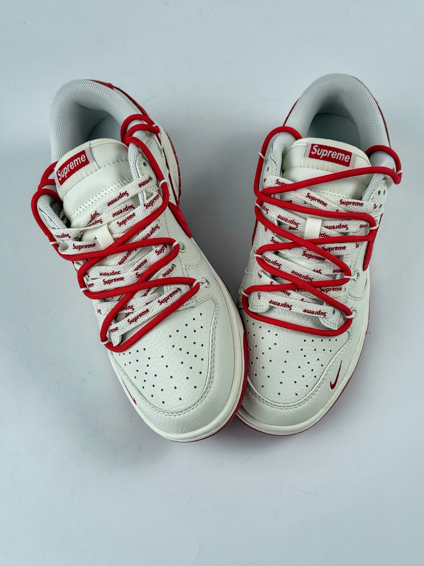 Nike SB Dunk Low x Supreme 白红小勾绑带 FX1588-401-莆田鞋,莆田鞋货源,高仿鞋,高仿鞋货源,安福档口,莆田高仿鞋,莆田鞋批发,高仿鞋批发,莆田高仿运动鞋,高仿运动鞋,莆田运动鞋 Nike SB Dunk Low x Supreme 白红小勾绑带 FX1588-401