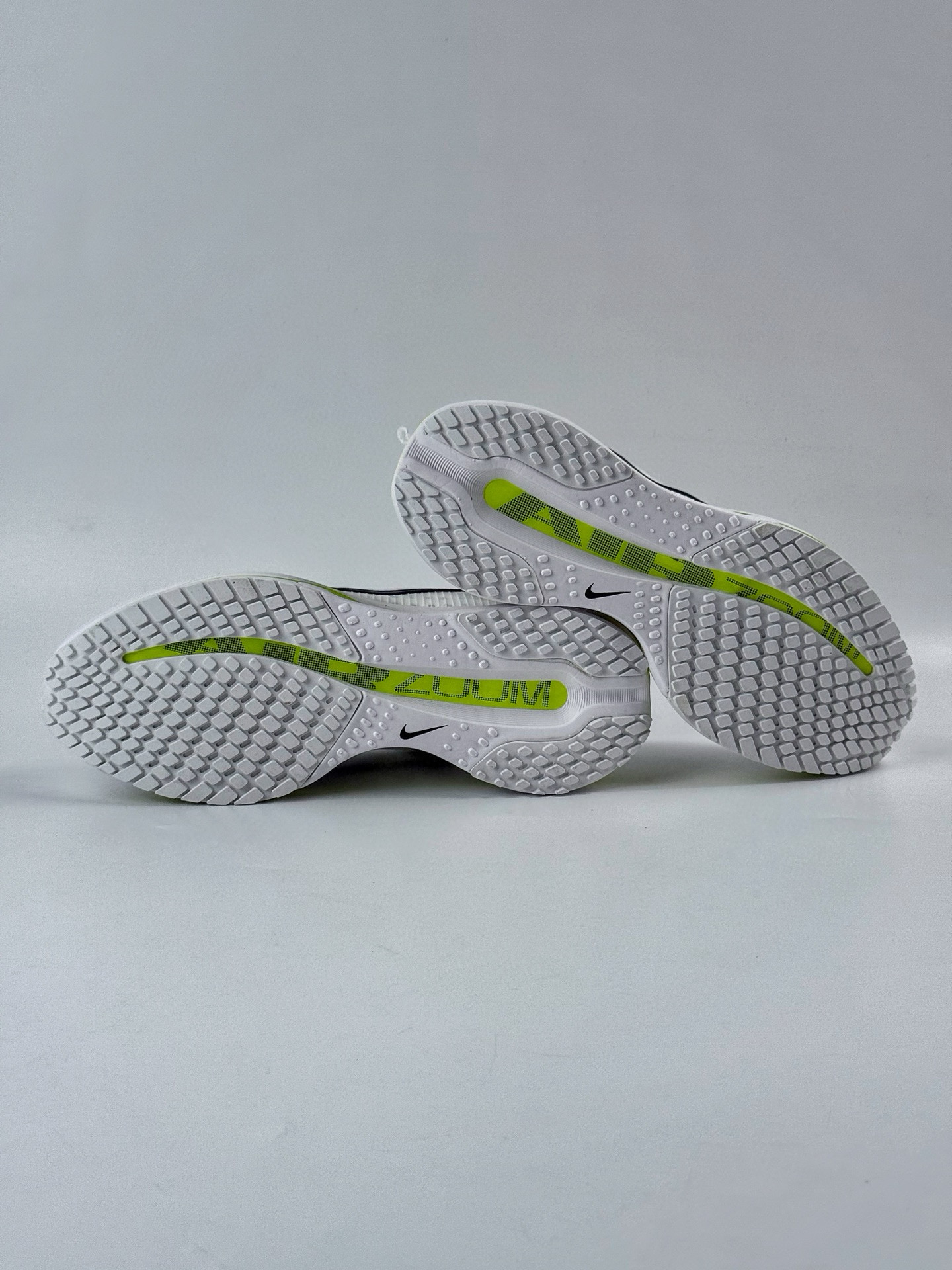 Nike Pegasus Premium 减震防滑耐磨透气 低帮跑步鞋 HQ2592-100