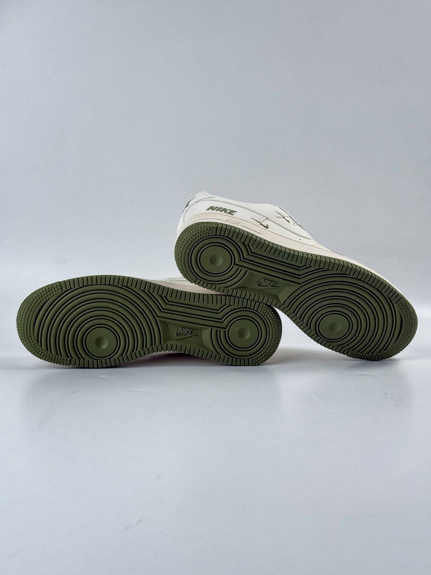 Nike Air Force 1 Low 07 x NIKE 白绿三小勾满天星 XX3168-182-High Quatity Cheap Brand wholesale wholesaler seller Clothes Bags handbags Sneakers Top Fashion Clothing Shoes from China Factory Chinese suppliers best Quality Beautiful Price Nike Air Force 1 Low 07 x NIKE 白绿三小勾满天星 XX3168-182