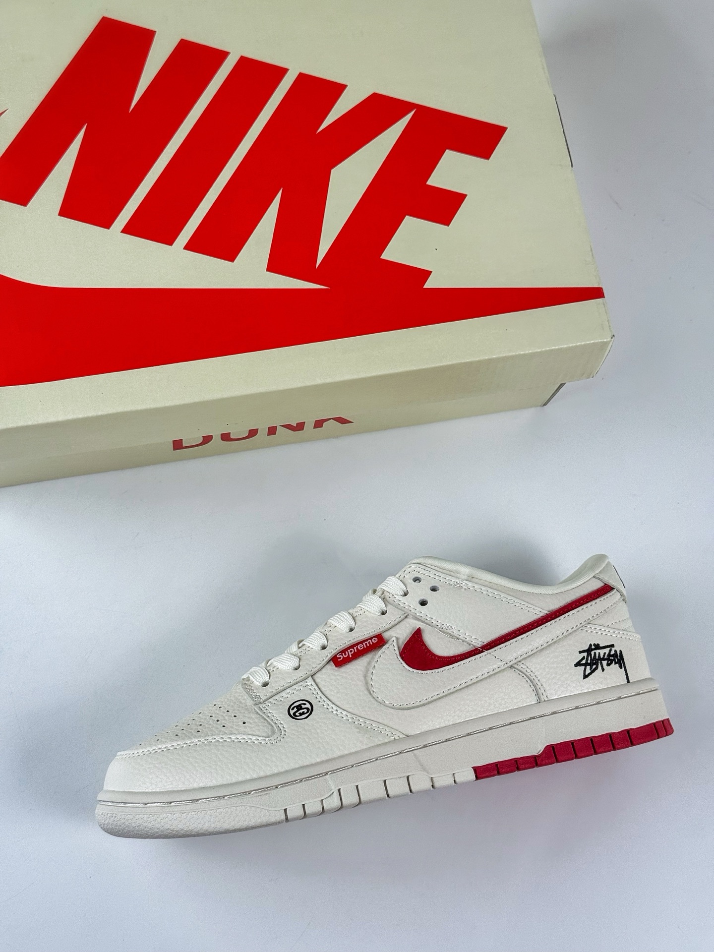 Nike SB Dunk Low x Stussy 白红 LW1818-119-High Quatity Cheap Brand wholesale wholesaler seller Clothes Bags handbags Sneakers Top Fashion Clothing Shoes from China Factory Chinese suppliers best Quality Beautiful Price Nike SB Dunk Low x Stussy 白红 LW1818-119