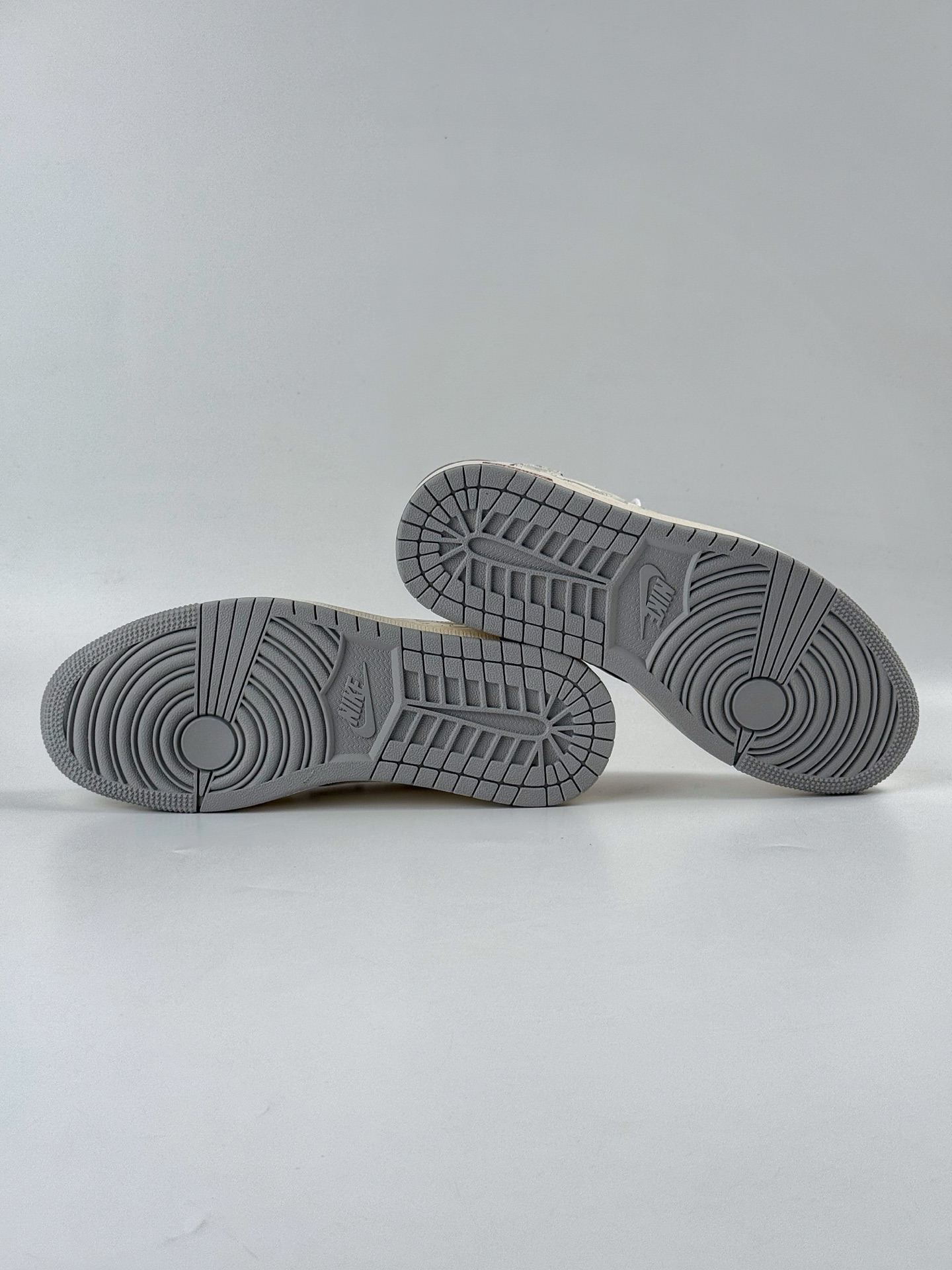 Travis Scott x Nike Air Jordan 1 Low x Supreme Air Jordan 1 Low 反转白灰小勾倒钩 XS7089-598