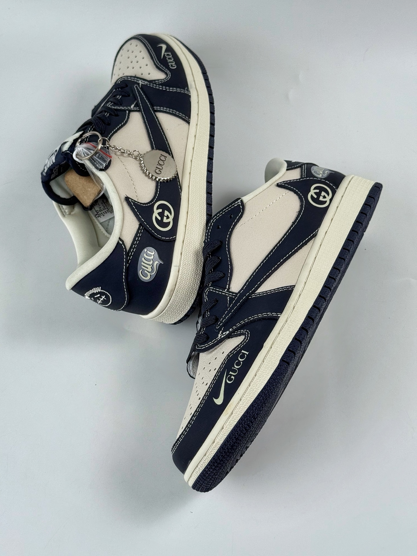 Travis Scott x Nike Air Jordan 1 Low x GUCCI Air Jordan 1 Low 反转黑白小勾倒钩 LD2025-027