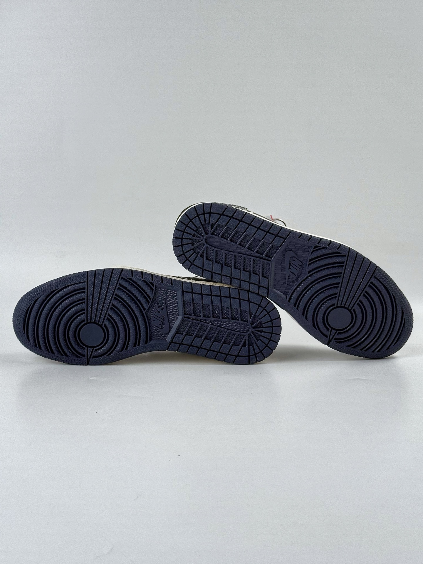 Travis Scott x Nike Air Jordan 1 Low x GUCCI Air Jordan 1 Low 反转黑白小勾倒钩 LD2025-027