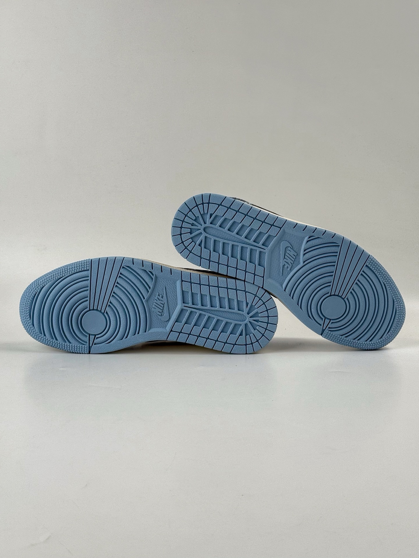 Travis Scott x Nike Air Jordan 1 Low x BAPE Air Jordan 1 Low 反转蓝白小勾倒钩 HS8068-022-High Quatity Cheap Brand wholesale wholesaler seller Clothes Bags handbags Sneakers Top Fashion Clothing Shoes from China Factory Chinese suppliers best Quality Beautiful Price Travis Scott x Nike Air Jordan 1 Low x BAPE Air Jordan 1 Low 反转蓝白小勾倒钩 HS8068-022