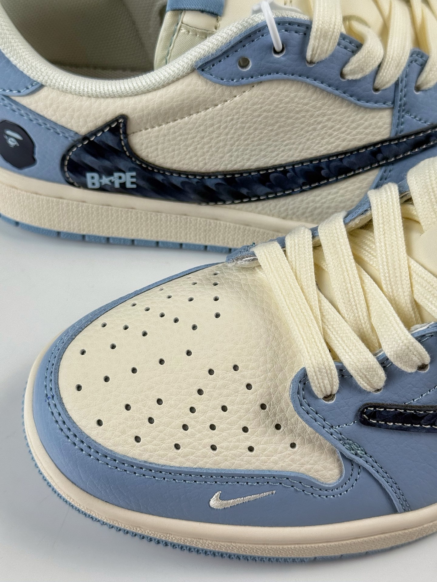 Travis Scott x Nike Air Jordan 1 Low x BAPE Air Jordan 1 Low 反转蓝白小勾倒钩 HS8068-022-High Quatity Cheap Brand wholesale wholesaler seller Clothes Bags handbags Sneakers Top Fashion Clothing Shoes from China Factory Chinese suppliers best Quality Beautiful Price Travis Scott x Nike Air Jordan 1 Low x BAPE Air Jordan 1 Low 反转蓝白小勾倒钩 HS8068-022