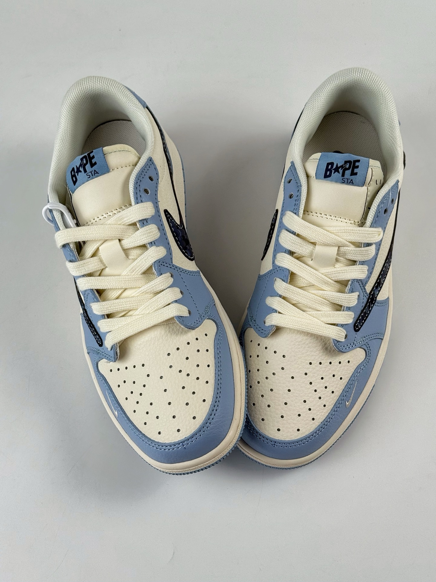 Travis Scott x Nike Air Jordan 1 Low x BAPE Air Jordan 1 Low 反转蓝白小勾倒钩 HS8068-022-High Quatity Cheap Brand wholesale wholesaler seller Clothes Bags handbags Sneakers Top Fashion Clothing Shoes from China Factory Chinese suppliers best Quality Beautiful Price Travis Scott x Nike Air Jordan 1 Low x BAPE Air Jordan 1 Low 反转蓝白小勾倒钩 HS8068-022