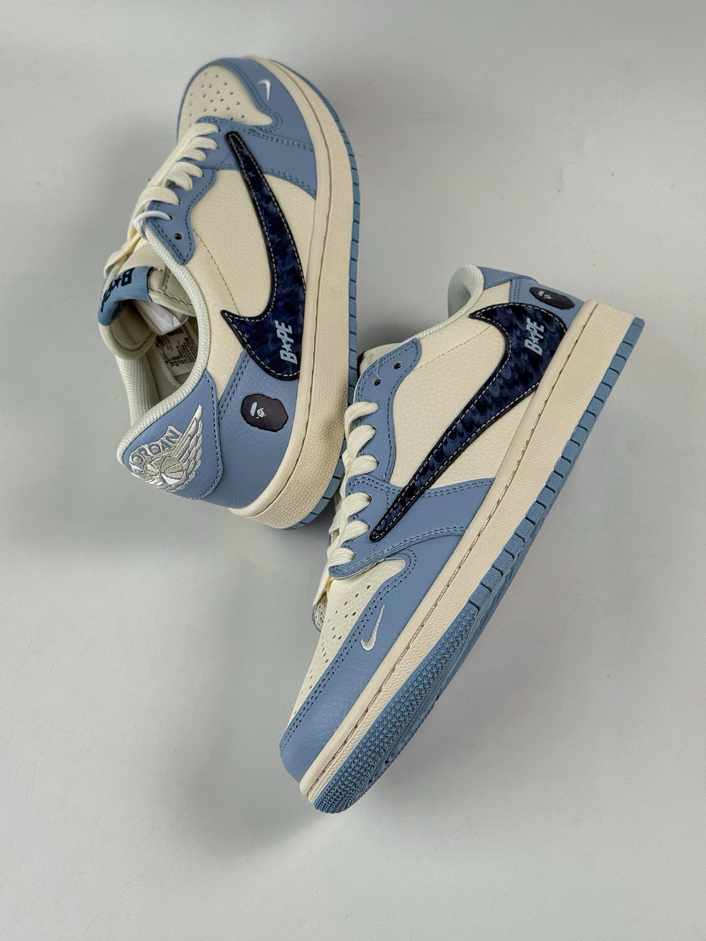 Travis Scott x Nike Air Jordan 1 Low x BAPE Air Jordan 1 Low 反转蓝白小勾倒钩 HS8068-022-High Quatity Cheap Brand wholesale wholesaler seller Clothes Bags handbags Sneakers Top Fashion Clothing Shoes from China Factory Chinese suppliers best Quality Beautiful Price Travis Scott x Nike Air Jordan 1 Low x BAPE Air Jordan 1 Low 反转蓝白小勾倒钩 HS8068-022