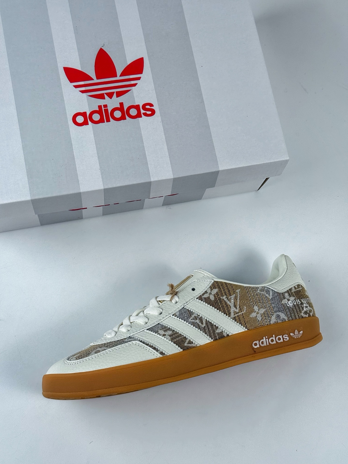 Adidas三叶草SAMBA x Louis Vuitton 白黄 休闲板鞋 SC9207-729-High Quatity Cheap Brand wholesale wholesaler seller Clothes Bags handbags Sneakers Top Fashion Clothing Shoes from China Factory Chinese suppliers best Quality Beautiful Price Adidas三叶草SAMBA x Louis Vuitton 白黄 休闲板鞋 SC9207-729