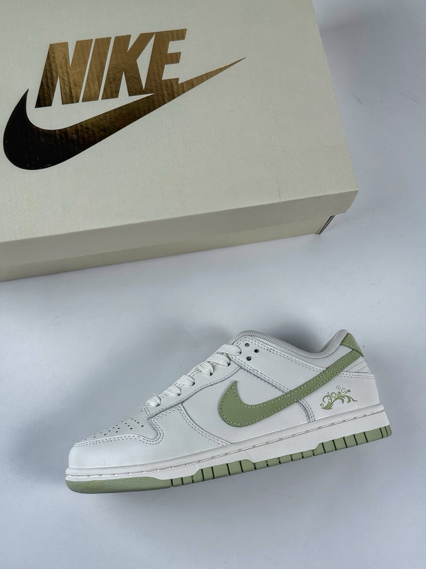NIKE SB Dunk Low x Just Do It 白绿 WG0212016-High Quatity Cheap Brand wholesale wholesaler seller Clothes Bags handbags Sneakers Top Fashion Clothing Shoes from China Factory Chinese suppliers best Quality Beautiful Price NIKE SB Dunk Low x Just Do It 白绿 WG0212016
