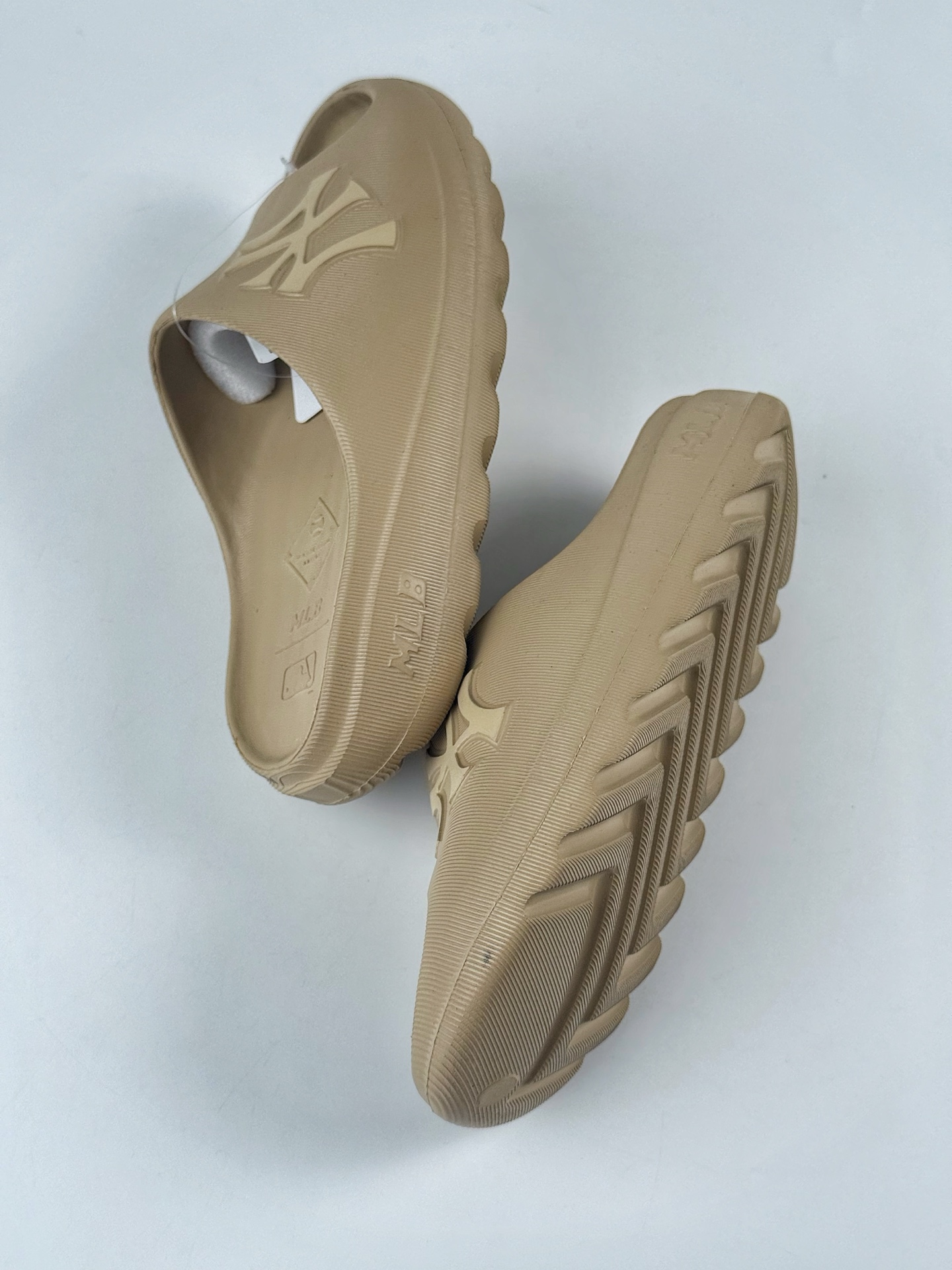 MLB 纽约洋基队百搭舒适车缝线防滑防磨一字拖鞋 3ALPS0153-High Quatity Cheap Brand wholesale wholesaler seller Clothes Bags handbags Sneakers Top Fashion Clothing Shoes from China Factory Chinese suppliers best Quality Beautiful Price MLB 纽约洋基队百搭舒适车缝线防滑防磨一字拖鞋 3ALPS0153