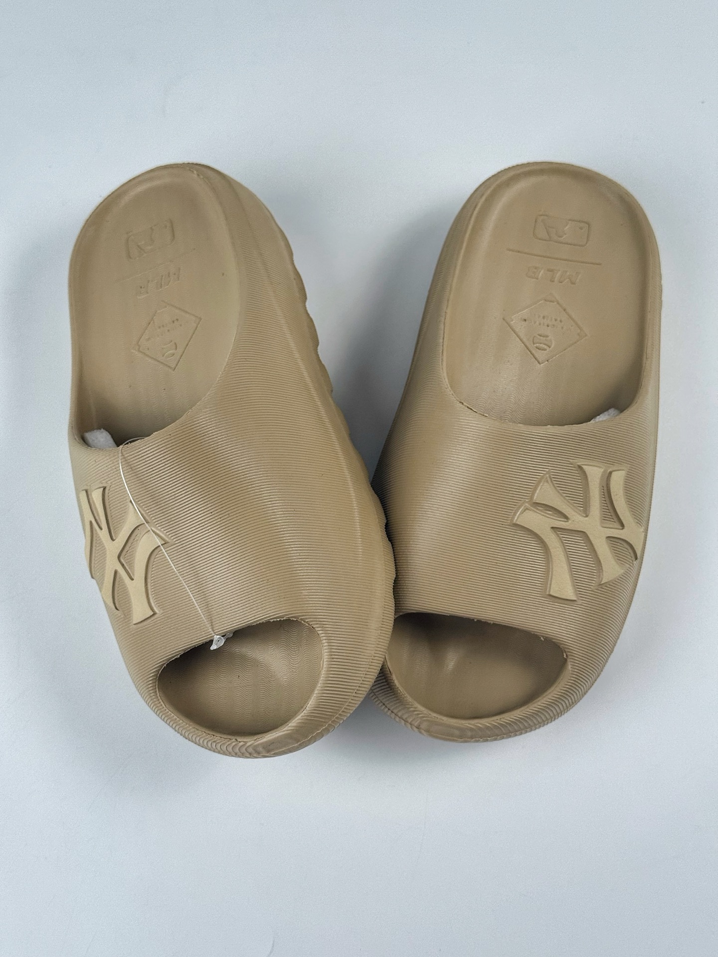 MLB 纽约洋基队百搭舒适车缝线防滑防磨一字拖鞋 3ALPS0153-High Quatity Cheap Brand wholesale wholesaler seller Clothes Bags handbags Sneakers Top Fashion Clothing Shoes from China Factory Chinese suppliers best Quality Beautiful Price MLB 纽约洋基队百搭舒适车缝线防滑防磨一字拖鞋 3ALPS0153