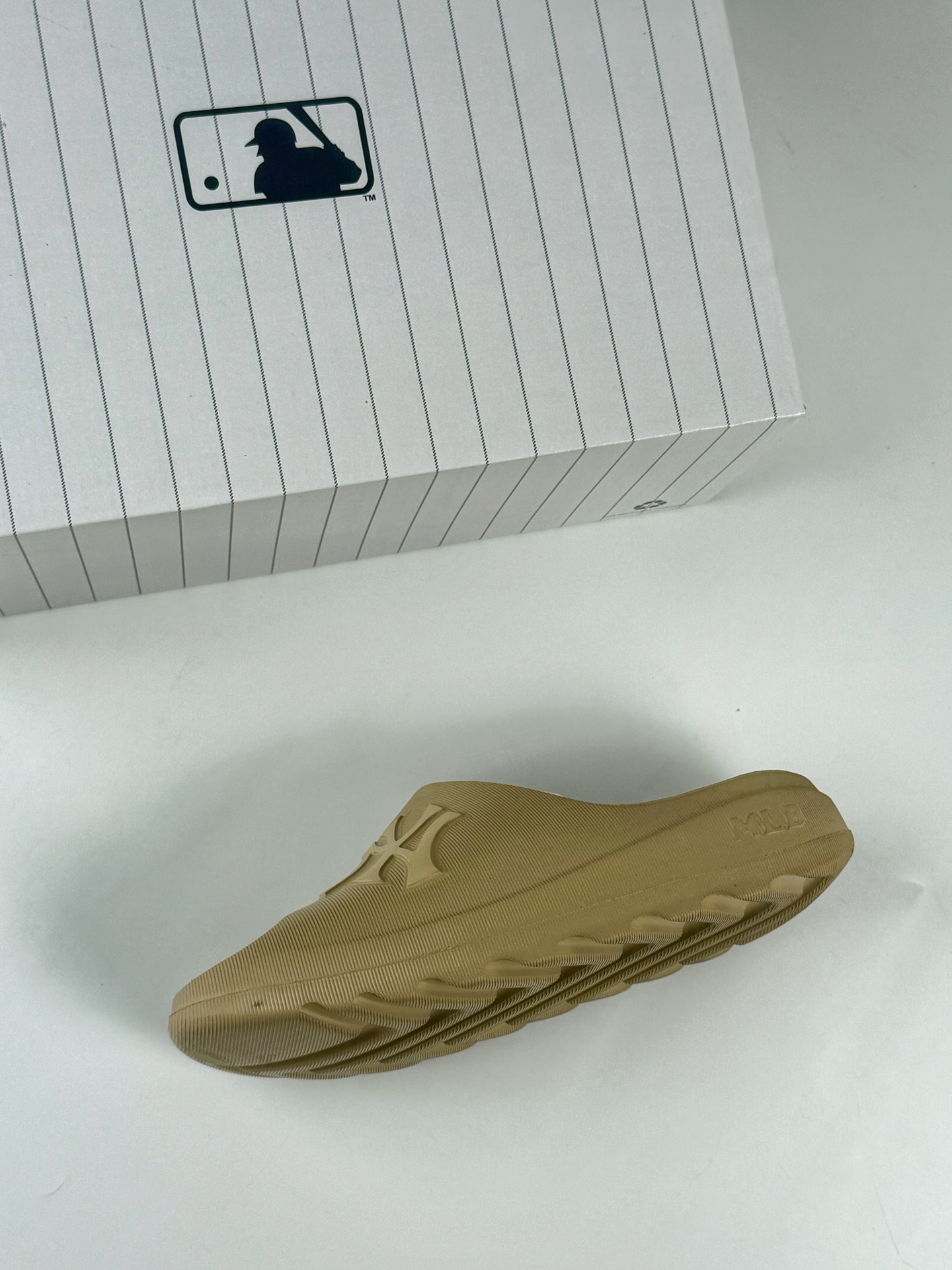 MLB 纽约洋基队百搭舒适车缝线防滑防磨一字拖鞋 3ALPS0153-High Quatity Cheap Brand wholesale wholesaler seller Clothes Bags handbags Sneakers Top Fashion Clothing Shoes from China Factory Chinese suppliers best Quality Beautiful Price MLB 纽约洋基队百搭舒适车缝线防滑防磨一字拖鞋 3ALPS0153