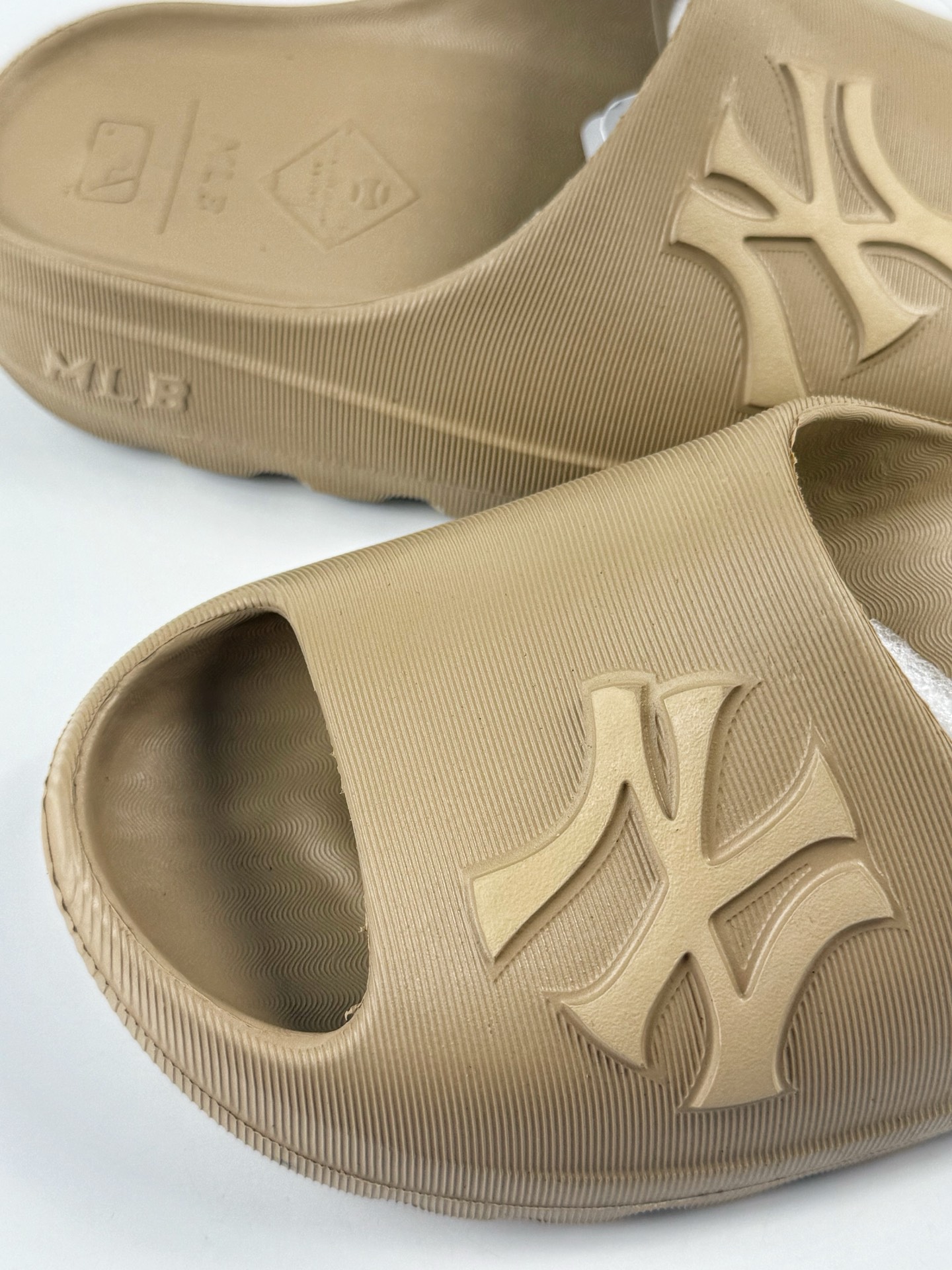 MLB 纽约洋基队百搭舒适车缝线防滑防磨一字拖鞋 3ALPS0153-High Quatity Cheap Brand wholesale wholesaler seller Clothes Bags handbags Sneakers Top Fashion Clothing Shoes from China Factory Chinese suppliers best Quality Beautiful Price MLB 纽约洋基队百搭舒适车缝线防滑防磨一字拖鞋 3ALPS0153