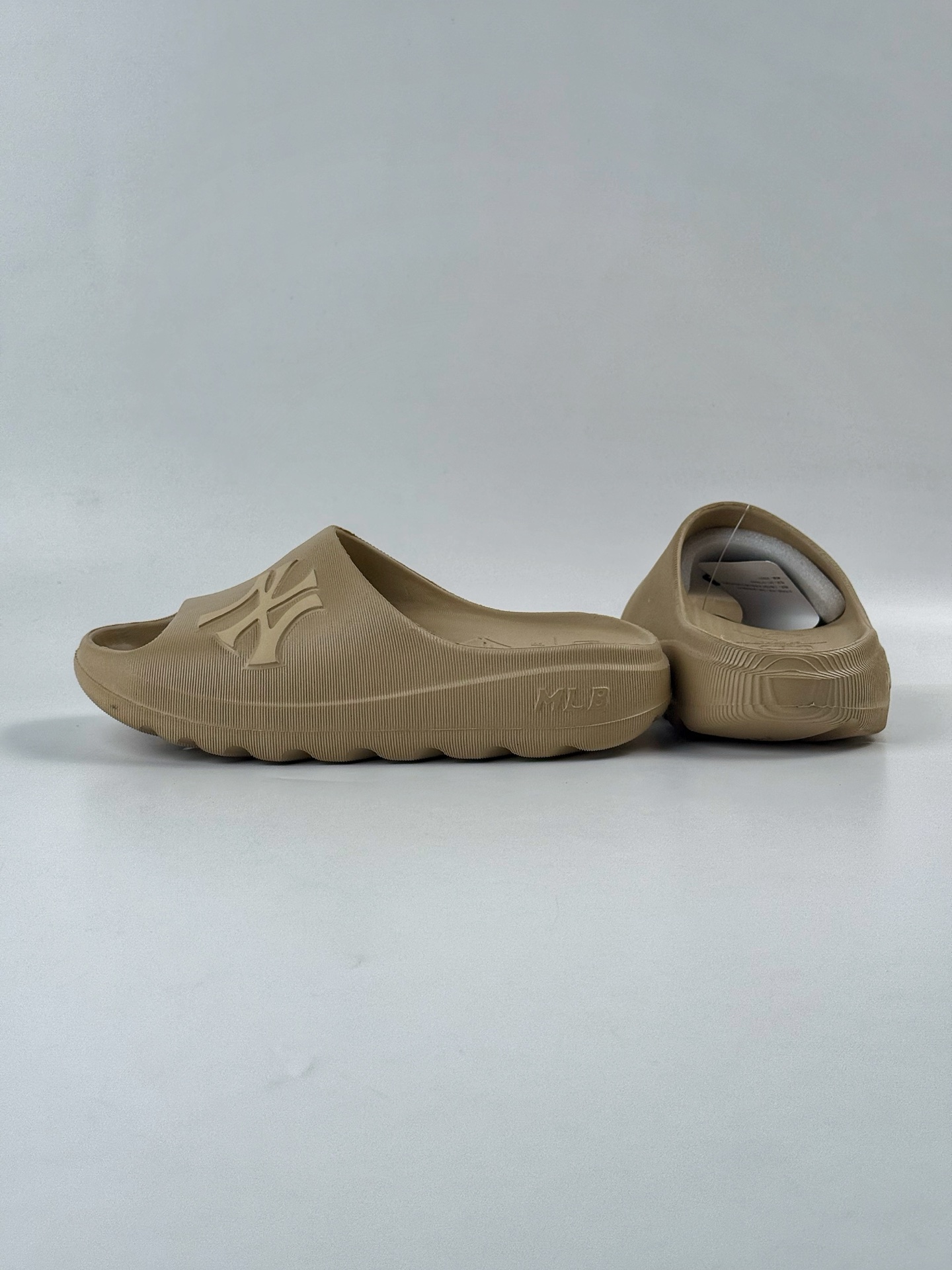 MLB 纽约洋基队百搭舒适车缝线防滑防磨一字拖鞋 3ALPS0153-High Quatity Cheap Brand wholesale wholesaler seller Clothes Bags handbags Sneakers Top Fashion Clothing Shoes from China Factory Chinese suppliers best Quality Beautiful Price MLB 纽约洋基队百搭舒适车缝线防滑防磨一字拖鞋 3ALPS0153