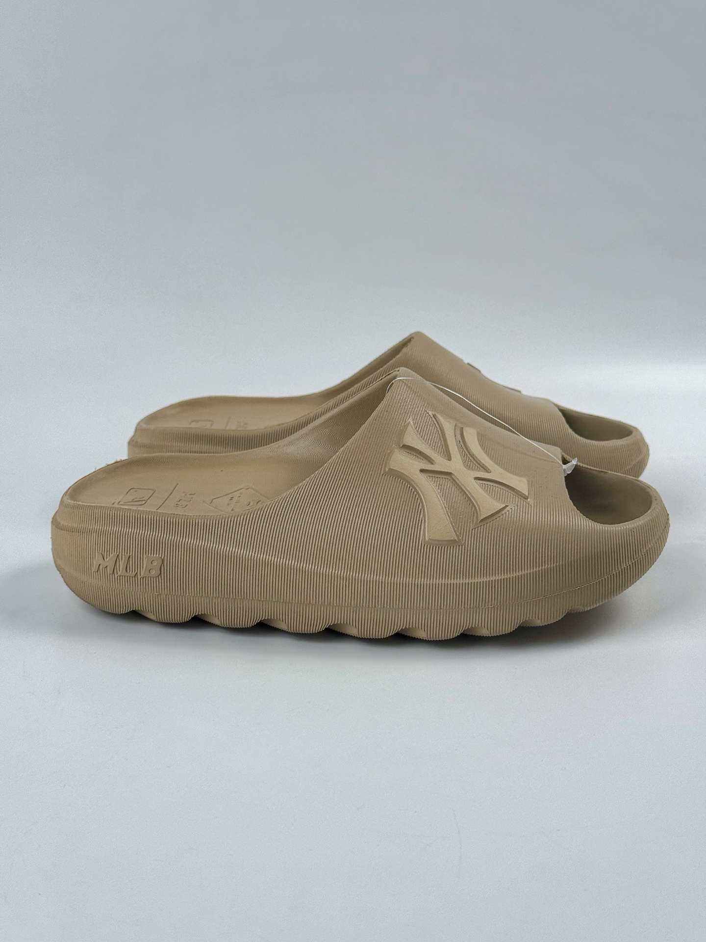 MLB 纽约洋基队百搭舒适车缝线防滑防磨一字拖鞋 3ALPS0153-High Quatity Cheap Brand wholesale wholesaler seller Clothes Bags handbags Sneakers Top Fashion Clothing Shoes from China Factory Chinese suppliers best Quality Beautiful Price MLB 纽约洋基队百搭舒适车缝线防滑防磨一字拖鞋 3ALPS0153