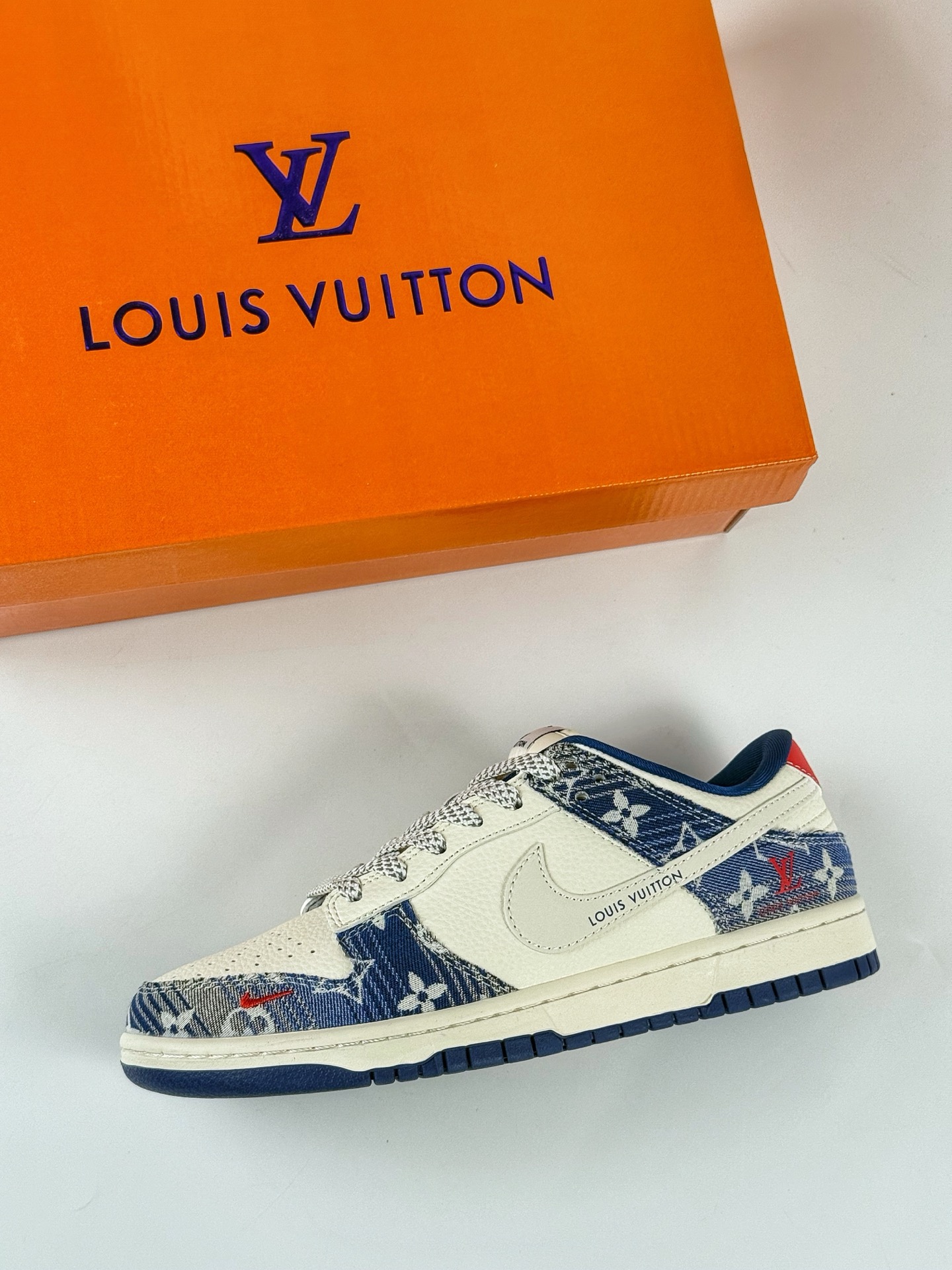 Nike SB Dunk Low x Louis Vuitton 牛仔蓝白小勾满天星 FC1688-234