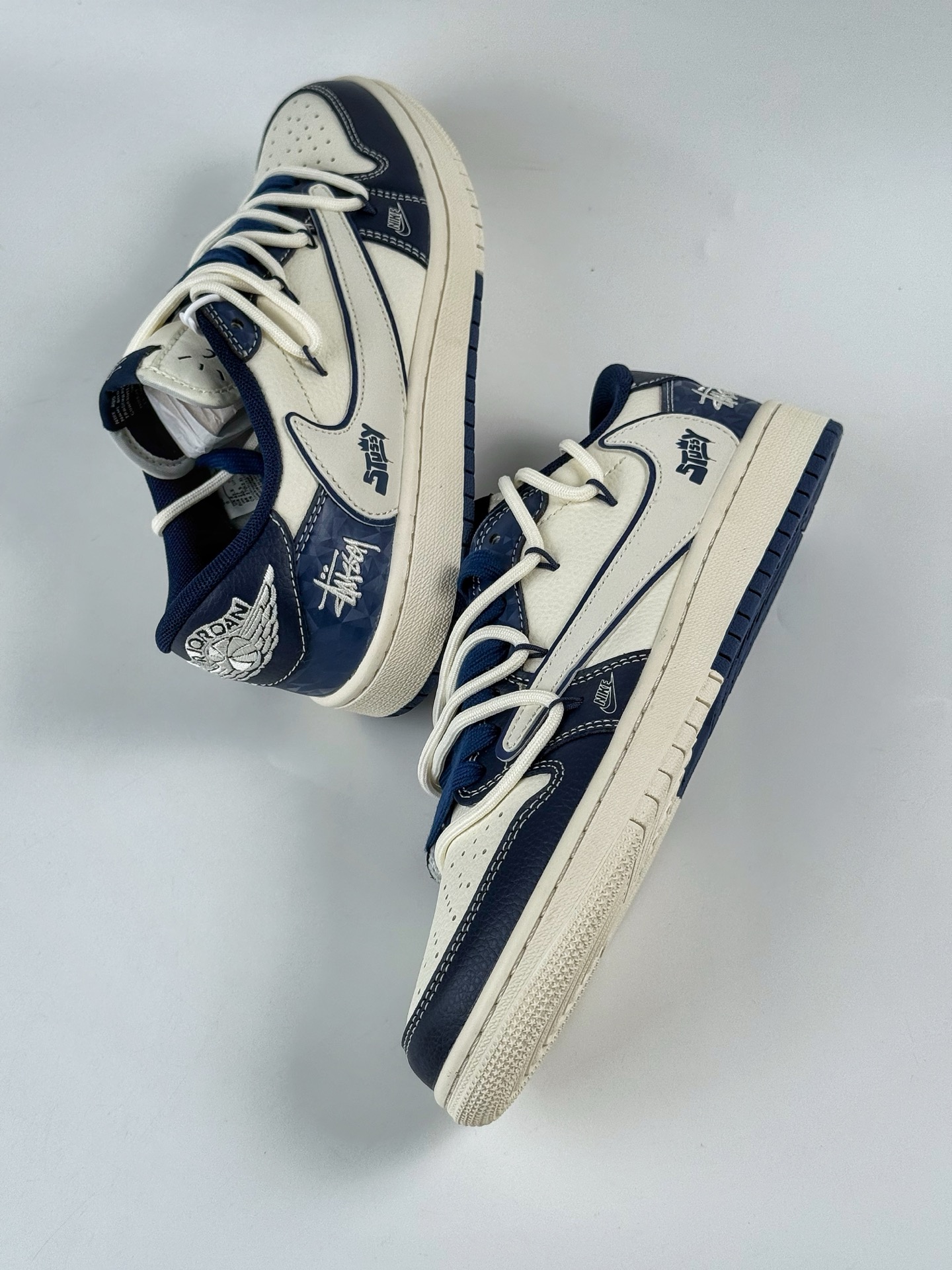 Travis Scott x Nike Air Jordan 1 Low x Stussy Air Jordan 1 Low 反转蓝白小勾绑带倒钩 DM6868-111