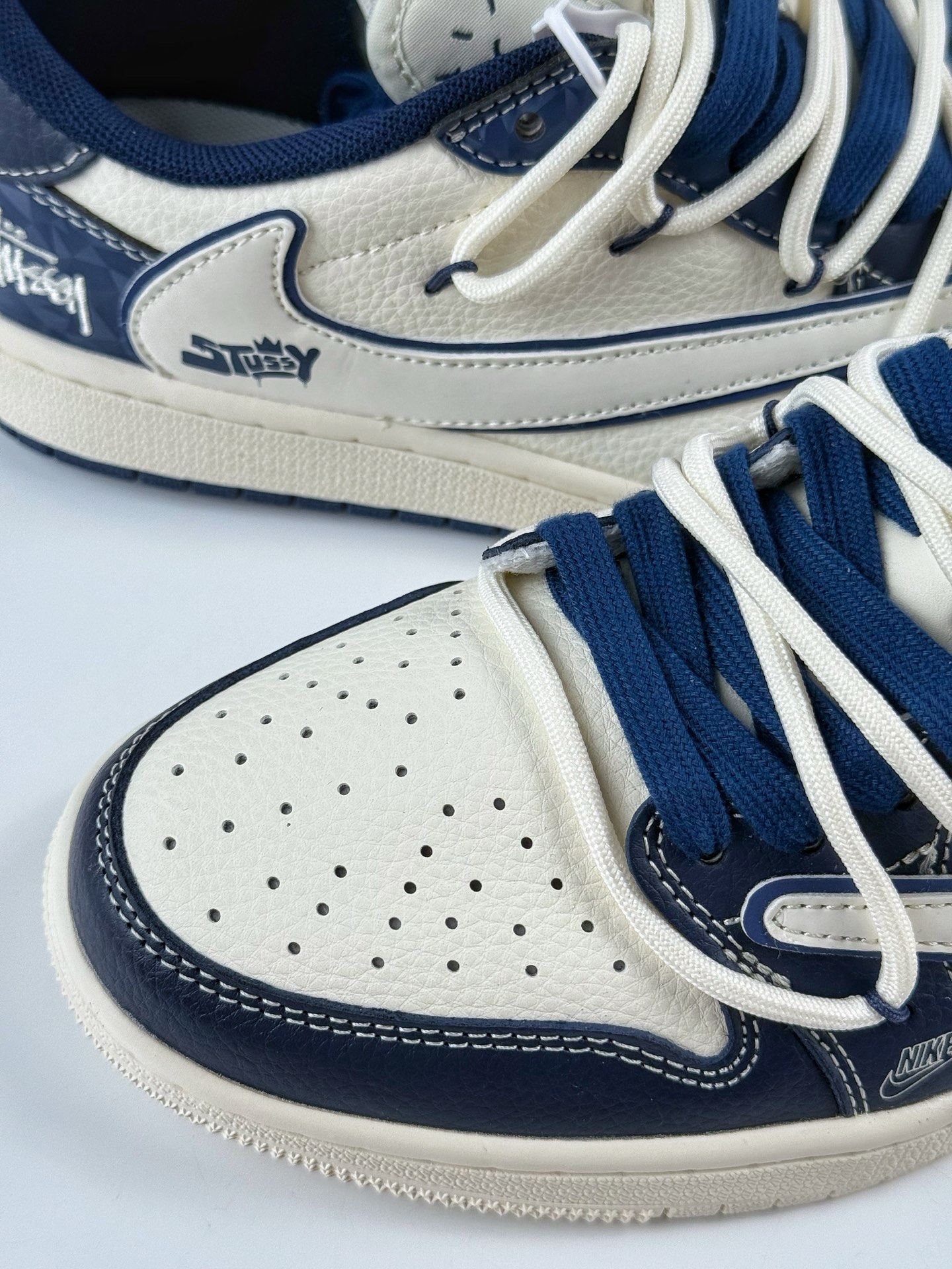 Travis Scott x Nike Air Jordan 1 Low x Stussy Air Jordan 1 Low 反转蓝白小勾绑带倒钩 DM6868-111