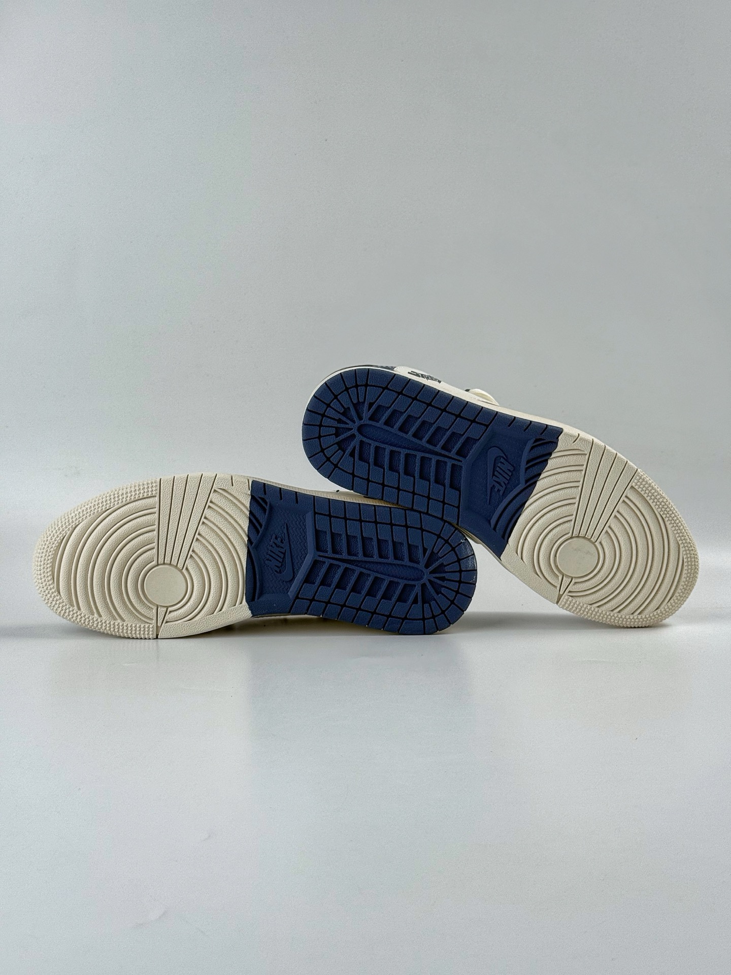 Travis Scott x Nike Air Jordan 1 Low x Stussy Air Jordan 1 Low 反转蓝白小勾绑带倒钩 DM6868-111