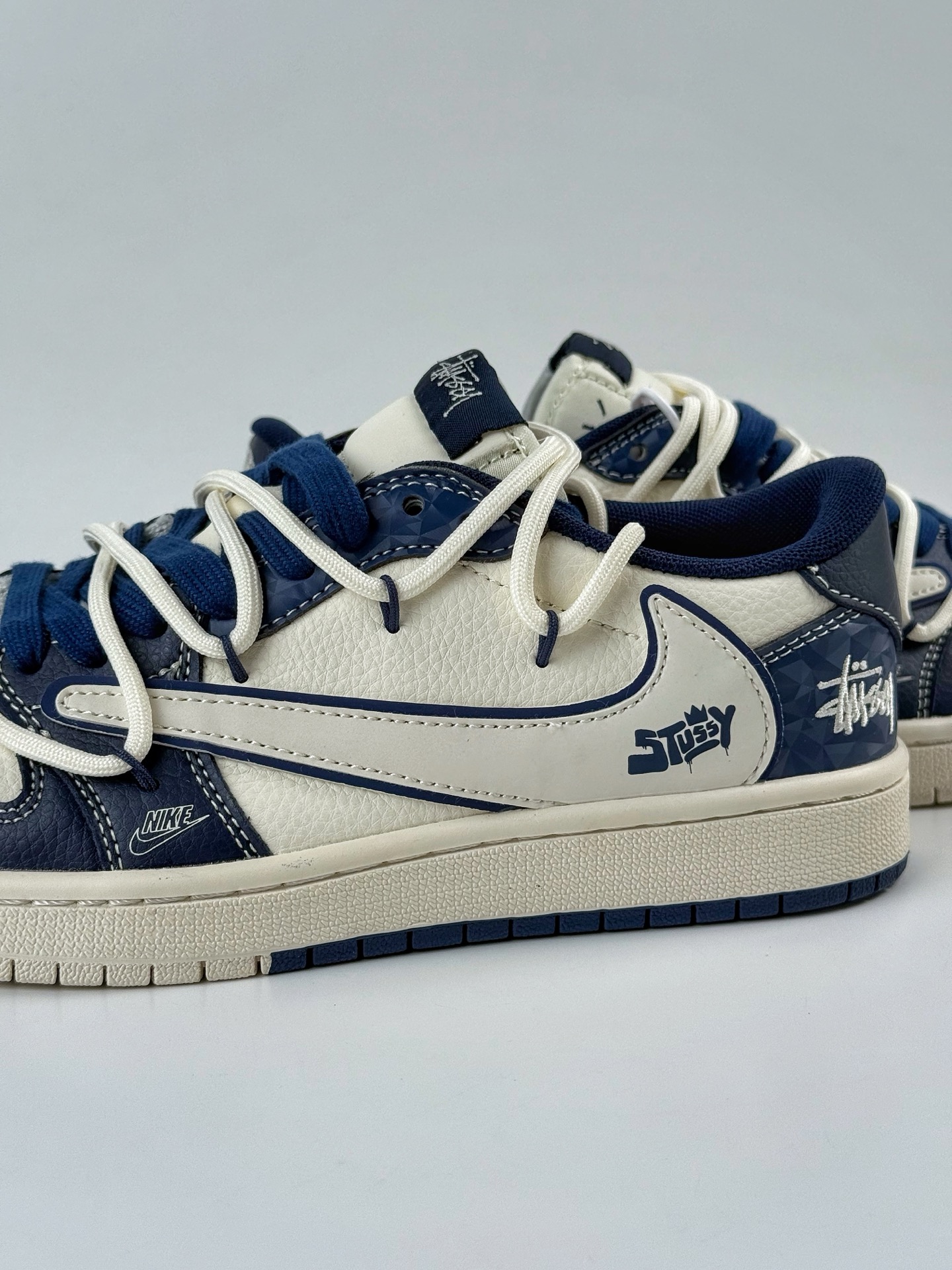 Travis Scott x Nike Air Jordan 1 Low x Stussy Air Jordan 1 Low 反转蓝白小勾绑带倒钩 DM6868-111
