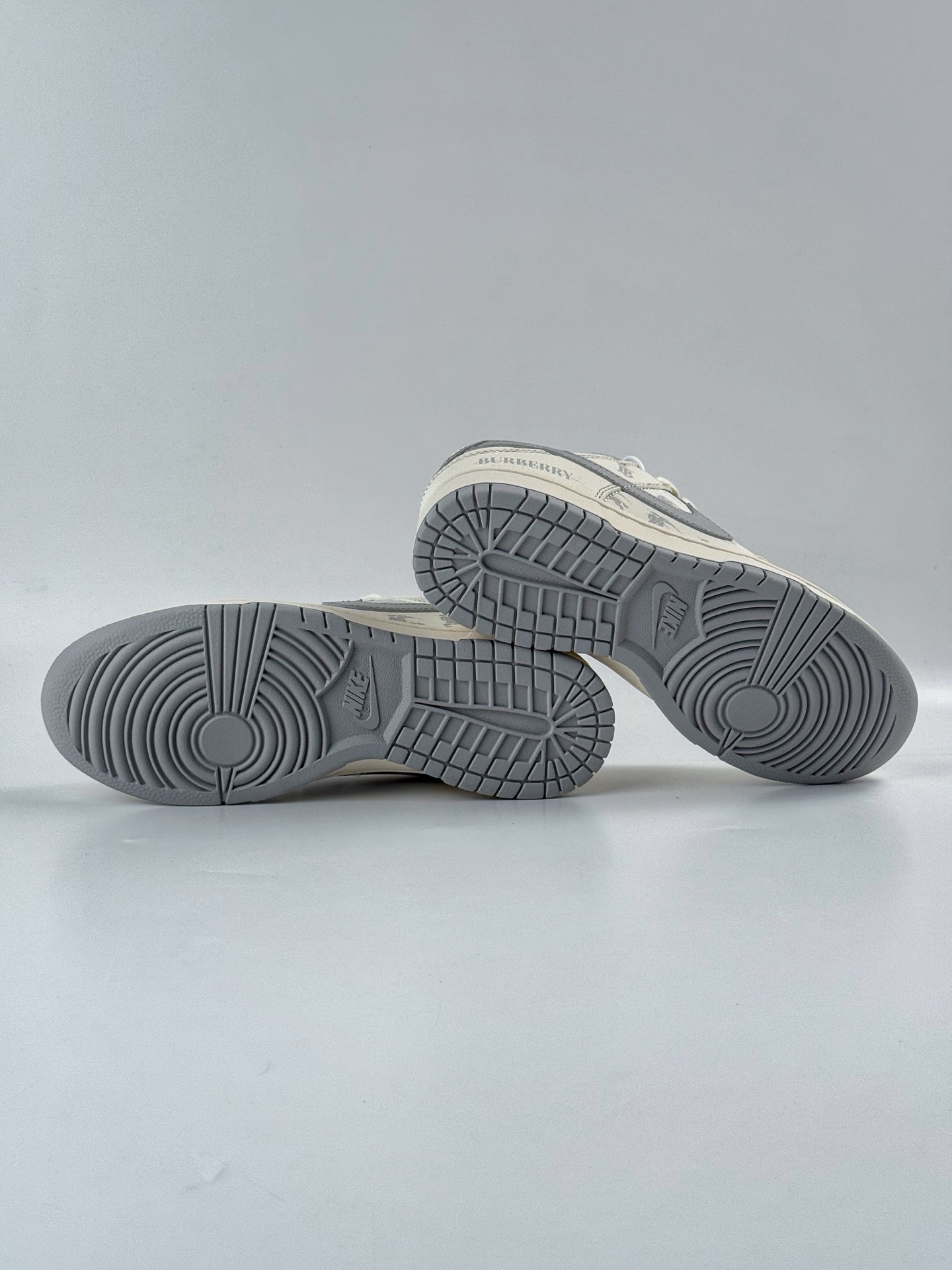 Nike SB Dunk Low x BURBERRY 白灰小勾 HS8068-029