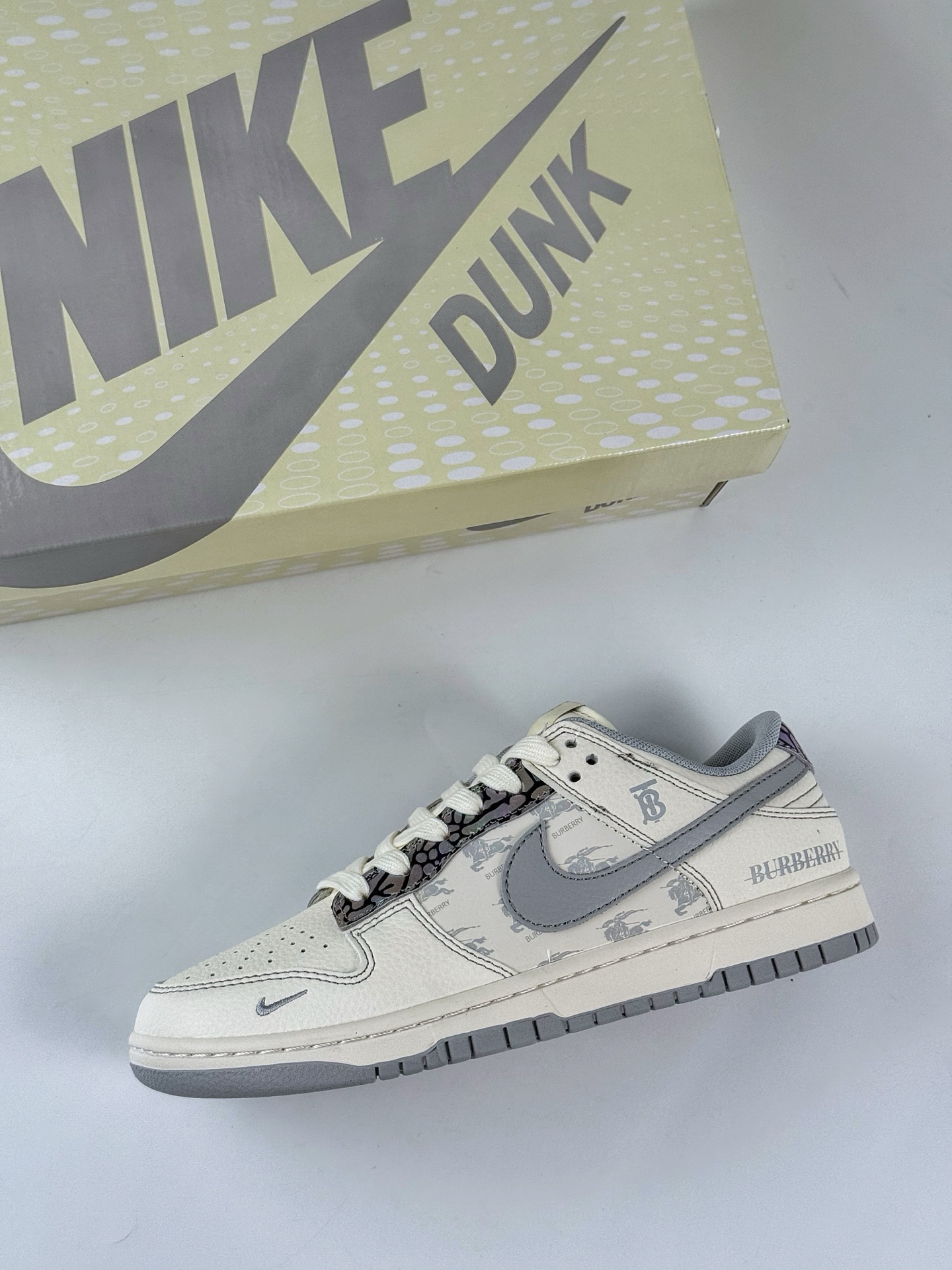 Nike SB Dunk Low x BURBERRY 白灰小勾 HS8068-029