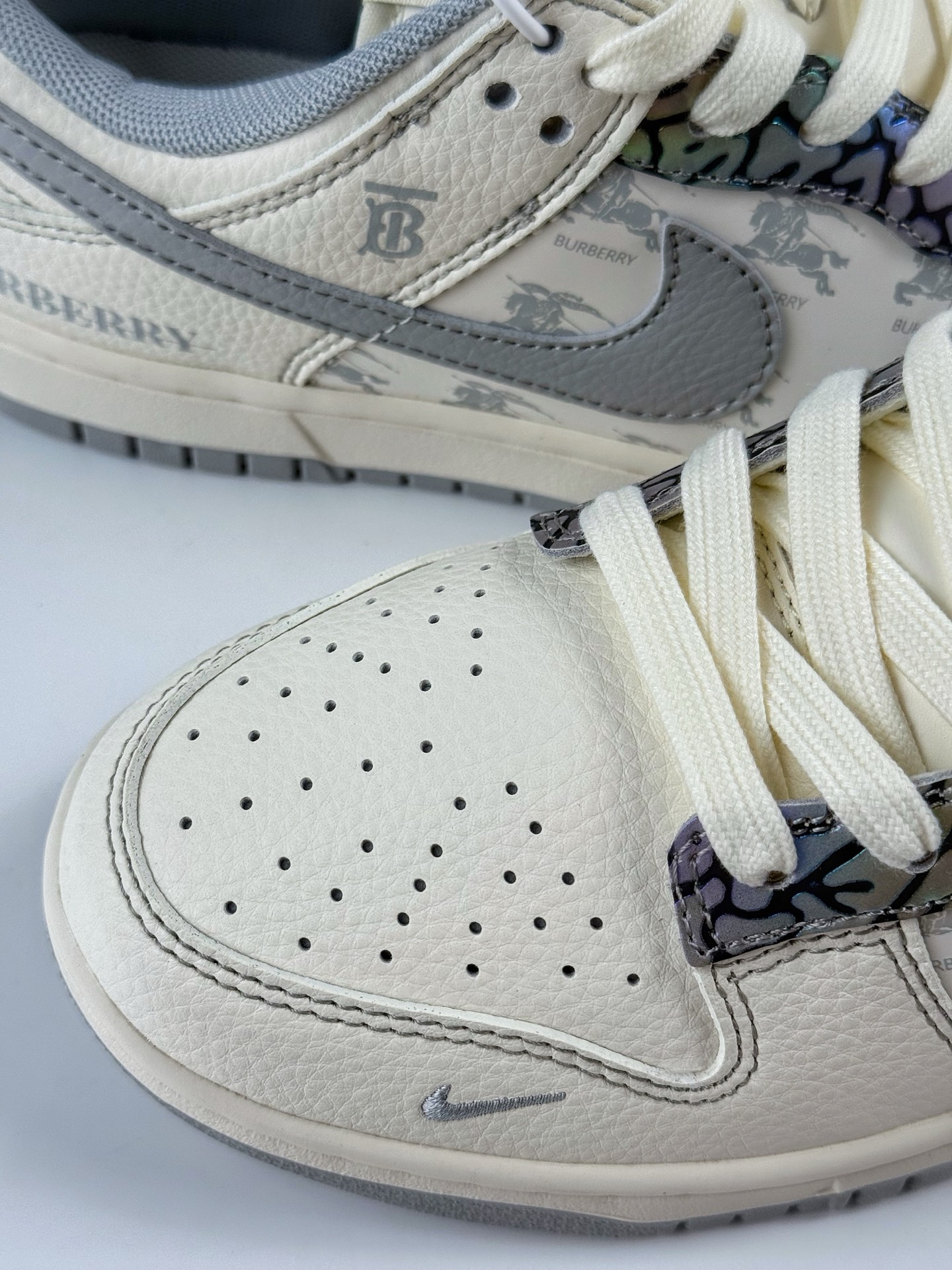 Nike SB Dunk Low x BURBERRY 白灰小勾 HS8068-029