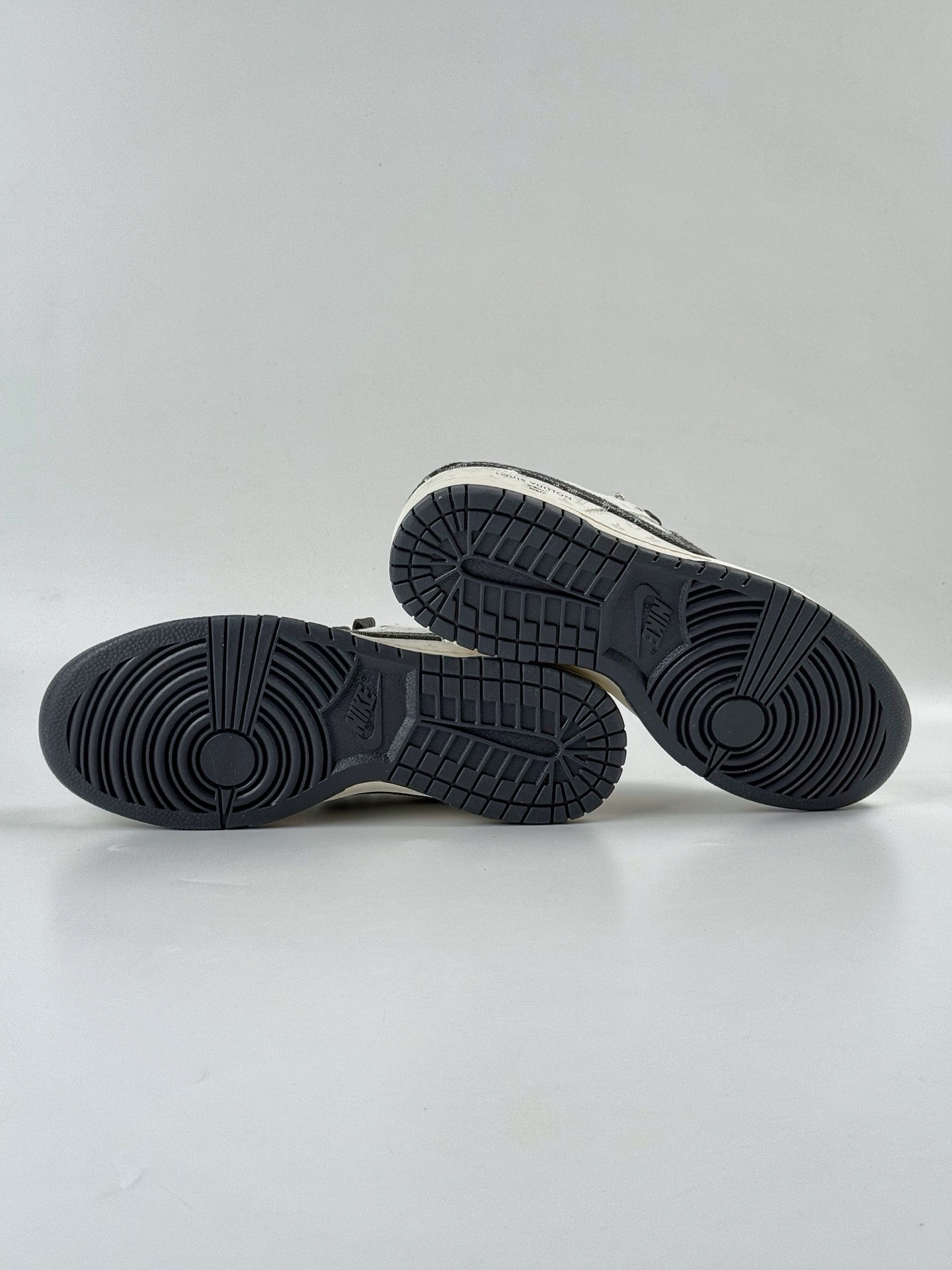 Nike SB Dunk Low x Louis Vuitton 白黑 SC9772-801