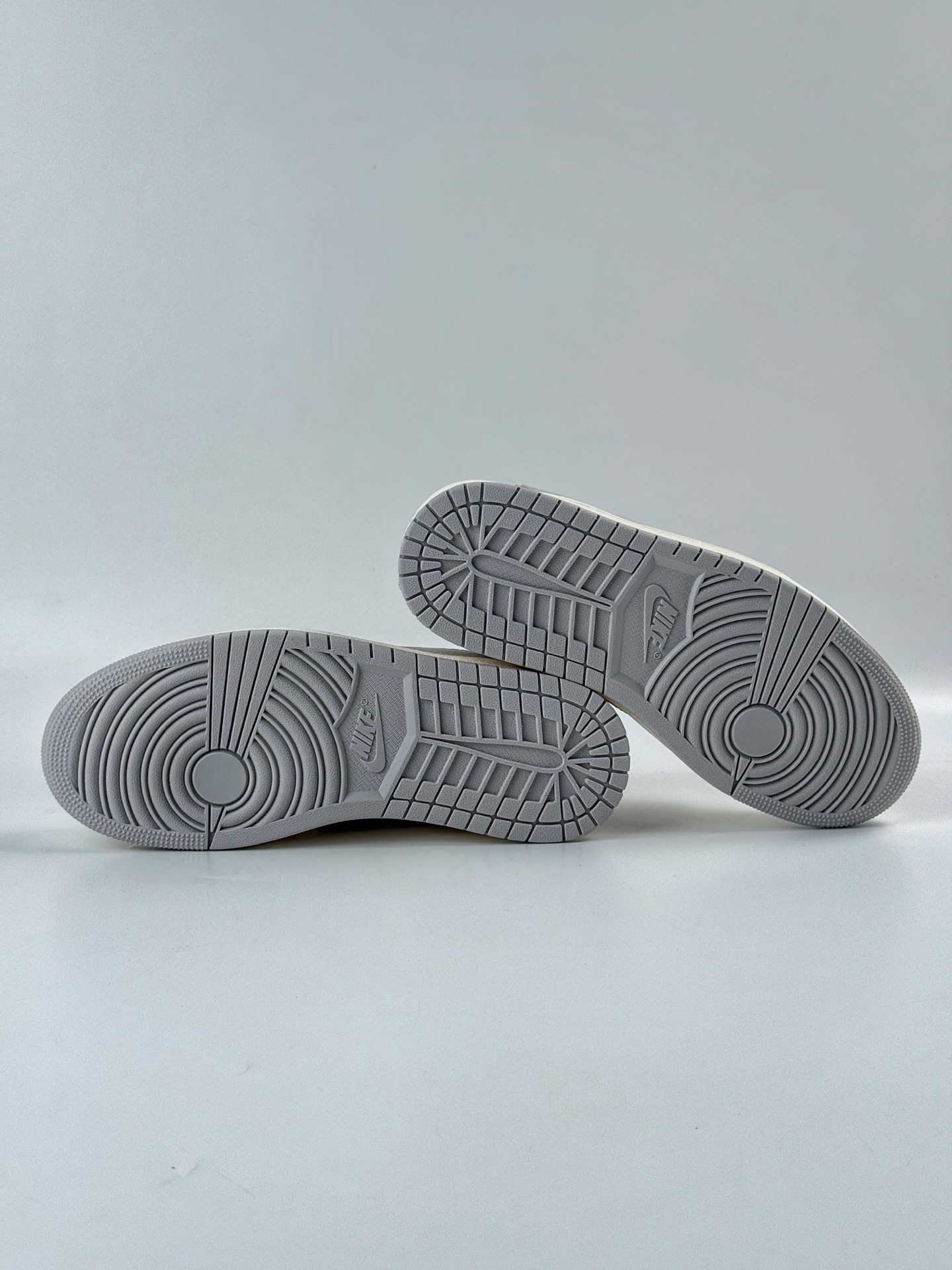 Travis Scott x Nike Air Jordan 1 Low x Stussy Air Jordan 1 Low 反转白灰小勾满天星倒钩 ST5696-262-High Quatity Cheap Brand wholesale wholesaler seller Clothes Bags handbags Sneakers Top Fashion Clothing Shoes from China Factory Chinese suppliers best Quality Beautiful Price Travis Scott x Nike Air Jordan 1 Low x Stussy Air Jordan 1 Low 反转白灰小勾满天星倒钩 ST5696-262