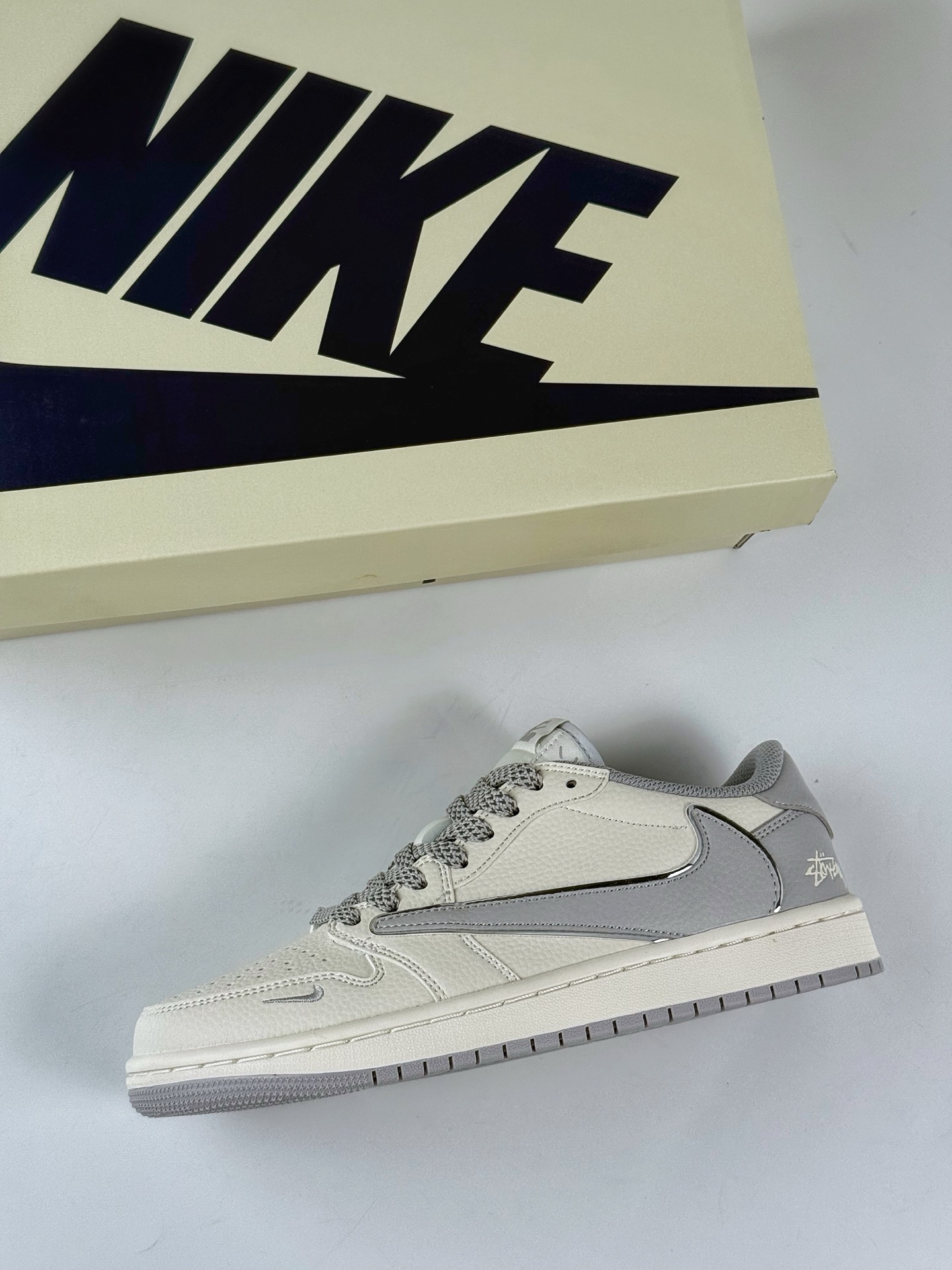 Travis Scott x Nike Air Jordan 1 Low x Stussy Air Jordan 1 Low 反转白灰小勾满天星倒钩 ST5696-262-High Quatity Cheap Brand wholesale wholesaler seller Clothes Bags handbags Sneakers Top Fashion Clothing Shoes from China Factory Chinese suppliers best Quality Beautiful Price Travis Scott x Nike Air Jordan 1 Low x Stussy Air Jordan 1 Low 反转白灰小勾满天星倒钩 ST5696-262