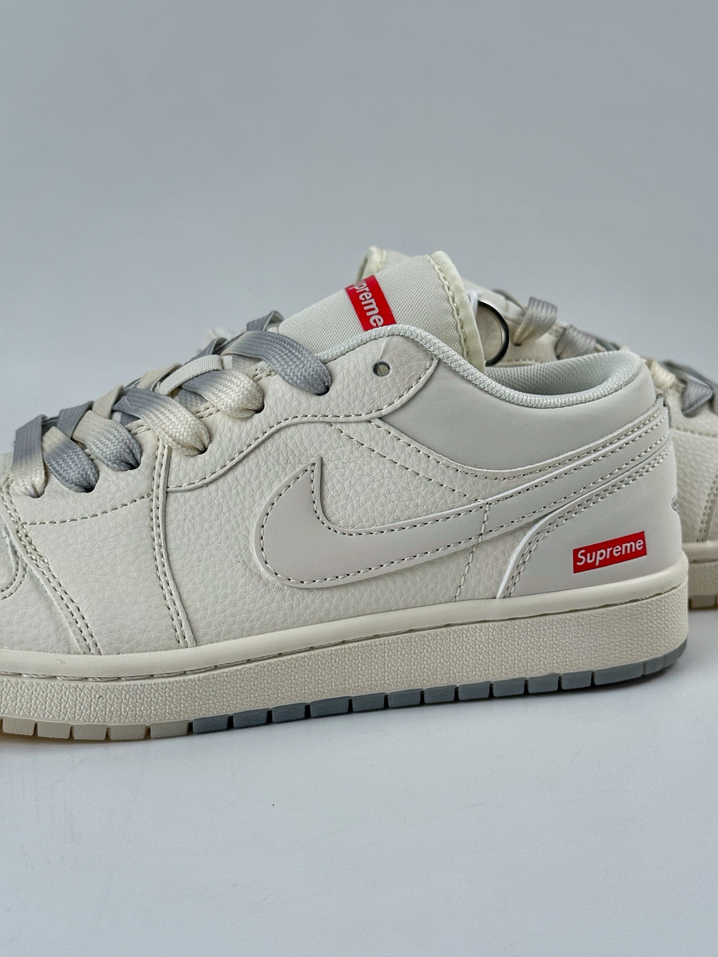 Air Jordan 1 Retro Low x superme 白红小钩 XX3168-175-High Quatity Cheap Brand wholesale wholesaler seller Clothes Bags handbags Sneakers Top Fashion Clothing Shoes from China Factory Chinese suppliers best Quality Beautiful Price Air Jordan 1 Retro Low x superme 白红小钩 XX3168-175