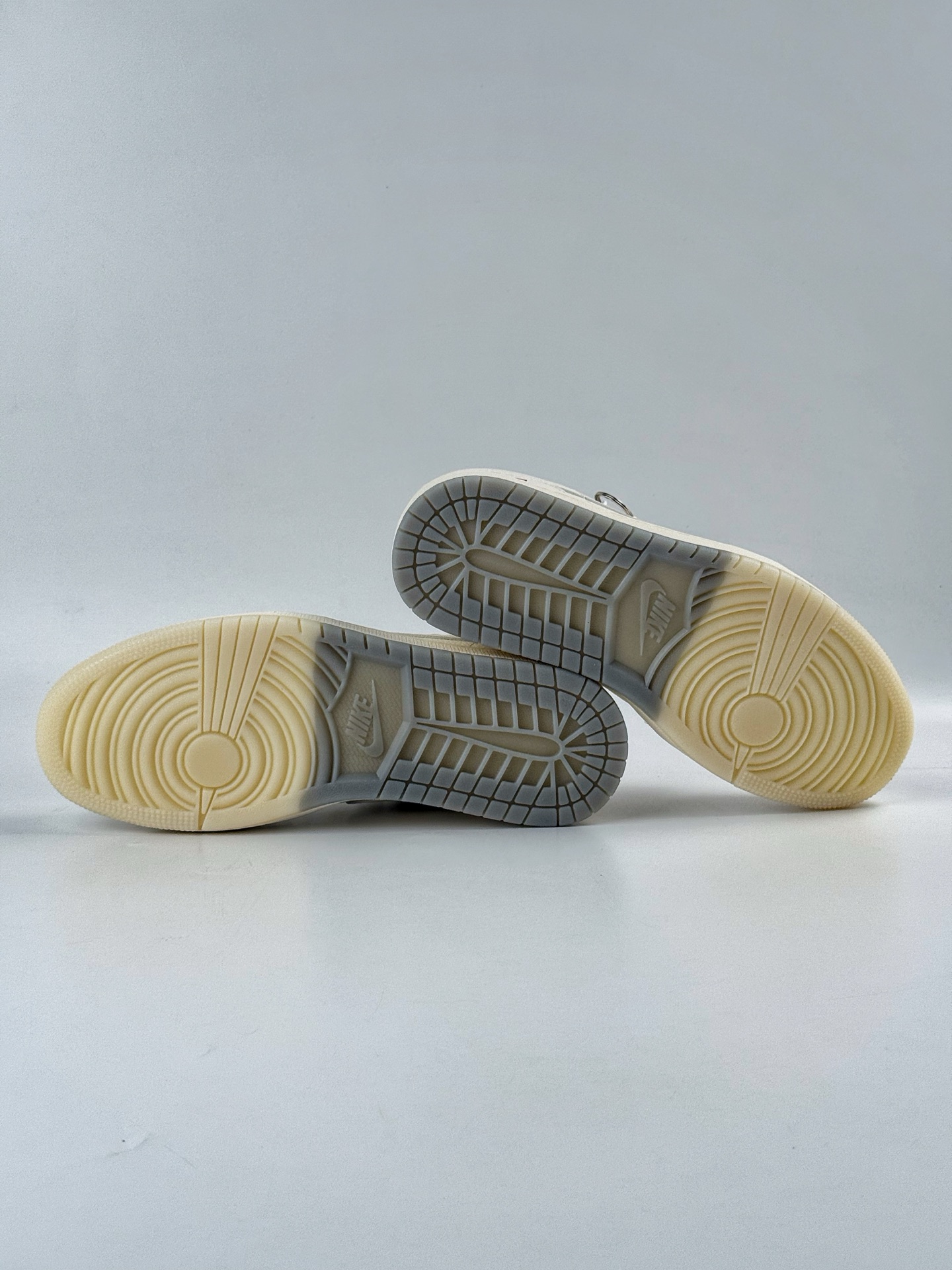 Air Jordan 1 Retro Low x superme 白红小钩 XX3168-175-High Quatity Cheap Brand wholesale wholesaler seller Clothes Bags handbags Sneakers Top Fashion Clothing Shoes from China Factory Chinese suppliers best Quality Beautiful Price Air Jordan 1 Retro Low x superme 白红小钩 XX3168-175