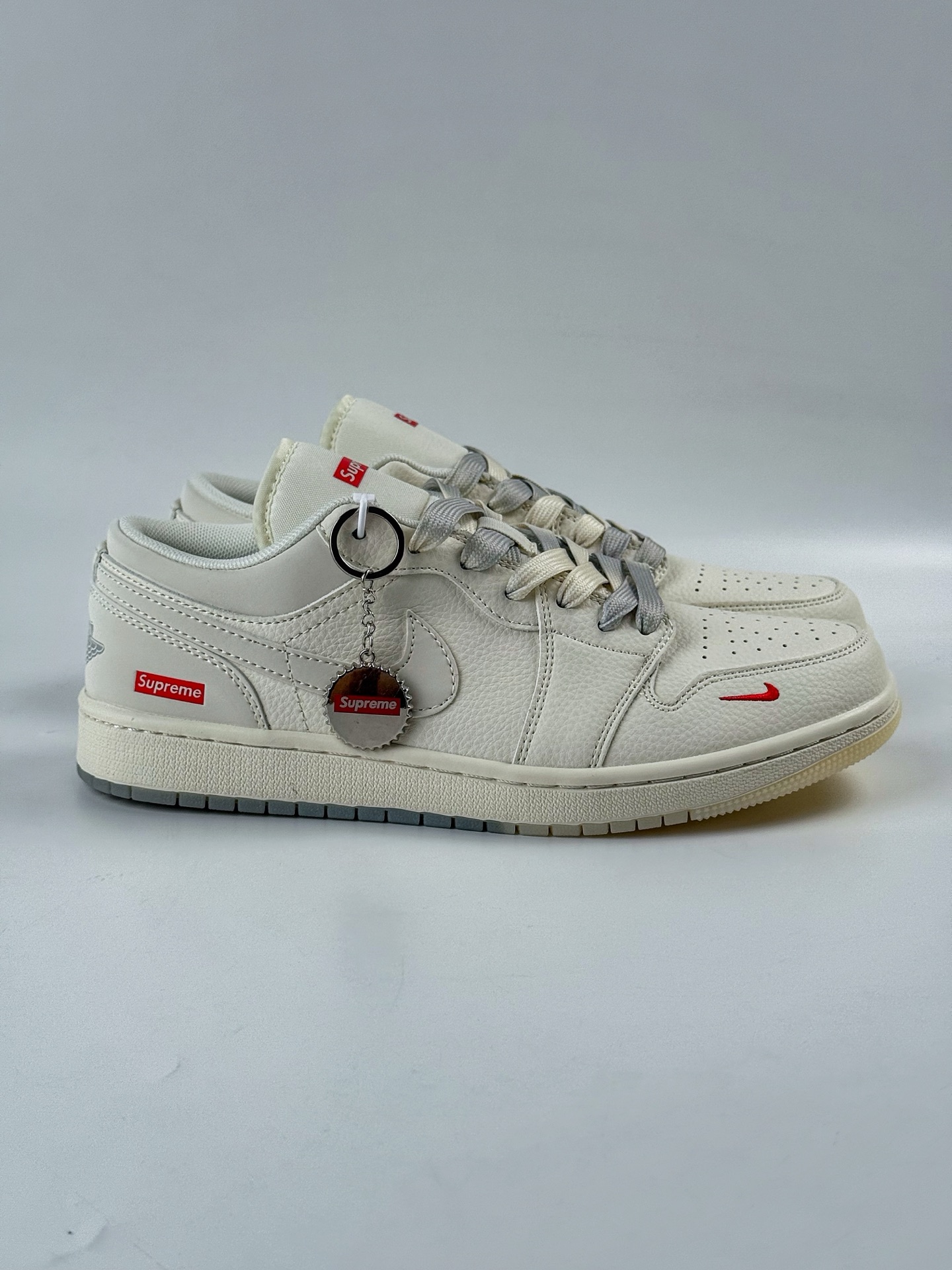 Air Jordan 1 Retro Low x superme 白红小钩 XX3168-175-High Quatity Cheap Brand wholesale wholesaler seller Clothes Bags handbags Sneakers Top Fashion Clothing Shoes from China Factory Chinese suppliers best Quality Beautiful Price Air Jordan 1 Retro Low x superme 白红小钩 XX3168-175
