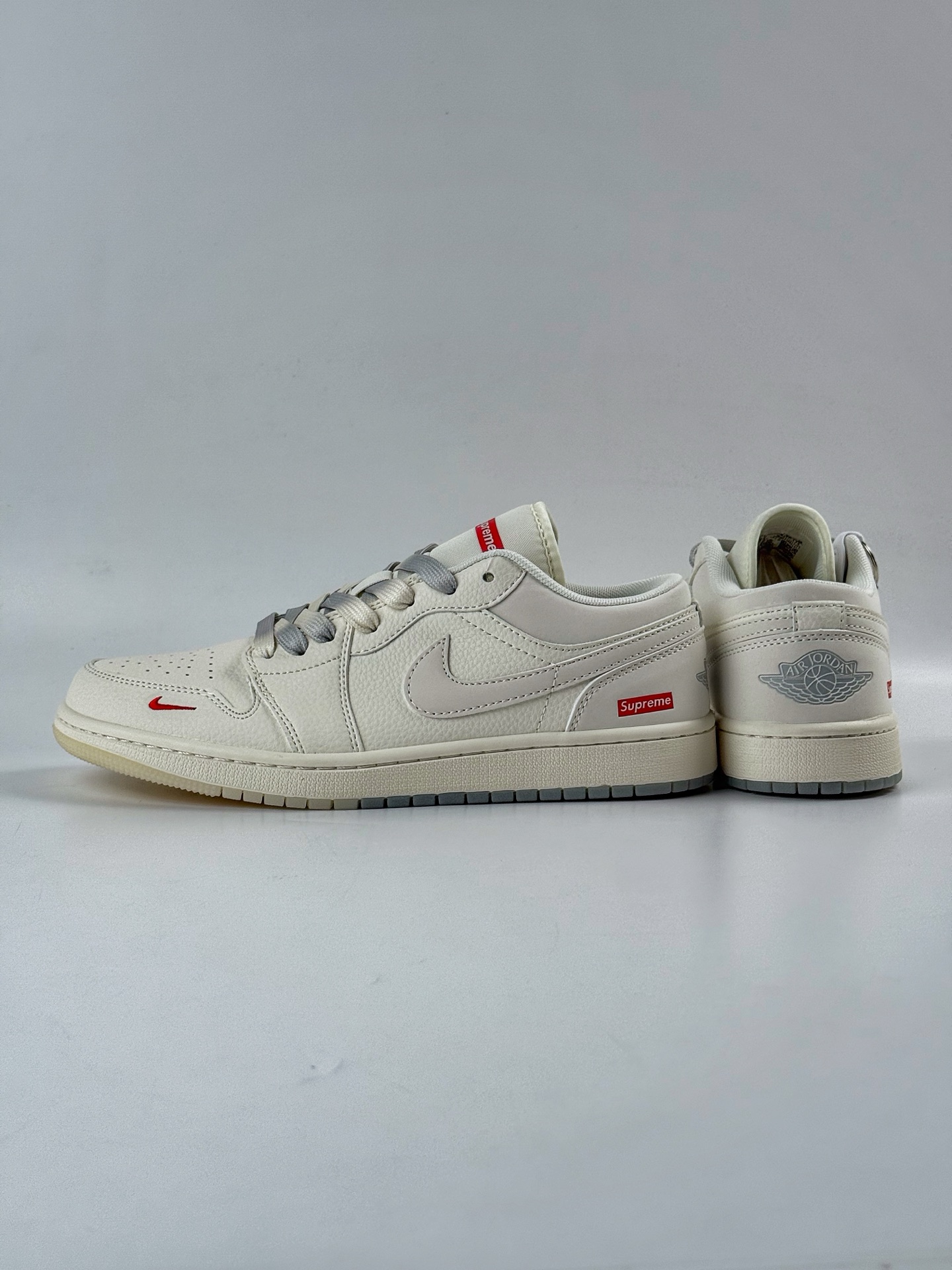 Air Jordan 1 Retro Low x superme 白红小钩 XX3168-175-High Quatity Cheap Brand wholesale wholesaler seller Clothes Bags handbags Sneakers Top Fashion Clothing Shoes from China Factory Chinese suppliers best Quality Beautiful Price Air Jordan 1 Retro Low x superme 白红小钩 XX3168-175