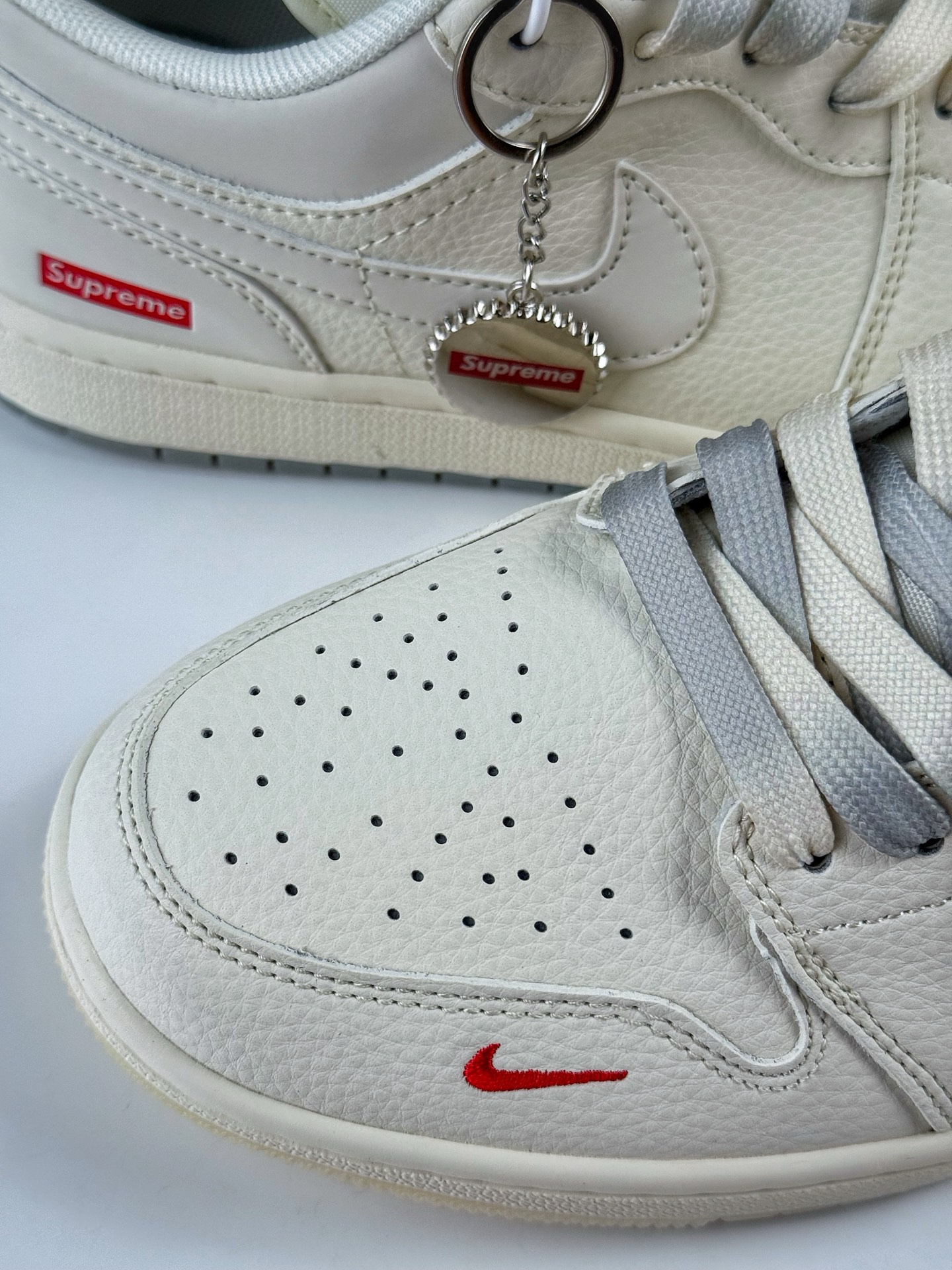 Air Jordan 1 Retro Low x superme 白红小钩 XX3168-175-High Quatity Cheap Brand wholesale wholesaler seller Clothes Bags handbags Sneakers Top Fashion Clothing Shoes from China Factory Chinese suppliers best Quality Beautiful Price Air Jordan 1 Retro Low x superme 白红小钩 XX3168-175