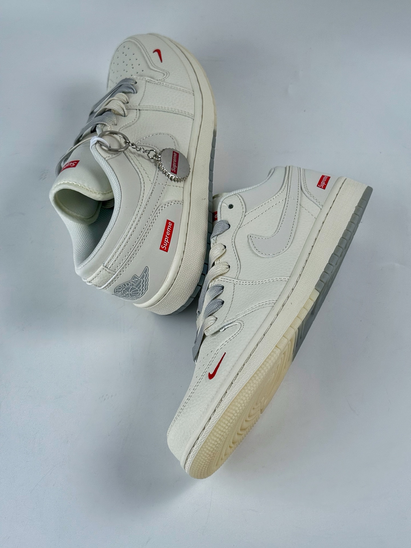 Air Jordan 1 Retro Low x superme 白红小钩 XX3168-175-High Quatity Cheap Brand wholesale wholesaler seller Clothes Bags handbags Sneakers Top Fashion Clothing Shoes from China Factory Chinese suppliers best Quality Beautiful Price Air Jordan 1 Retro Low x superme 白红小钩 XX3168-175