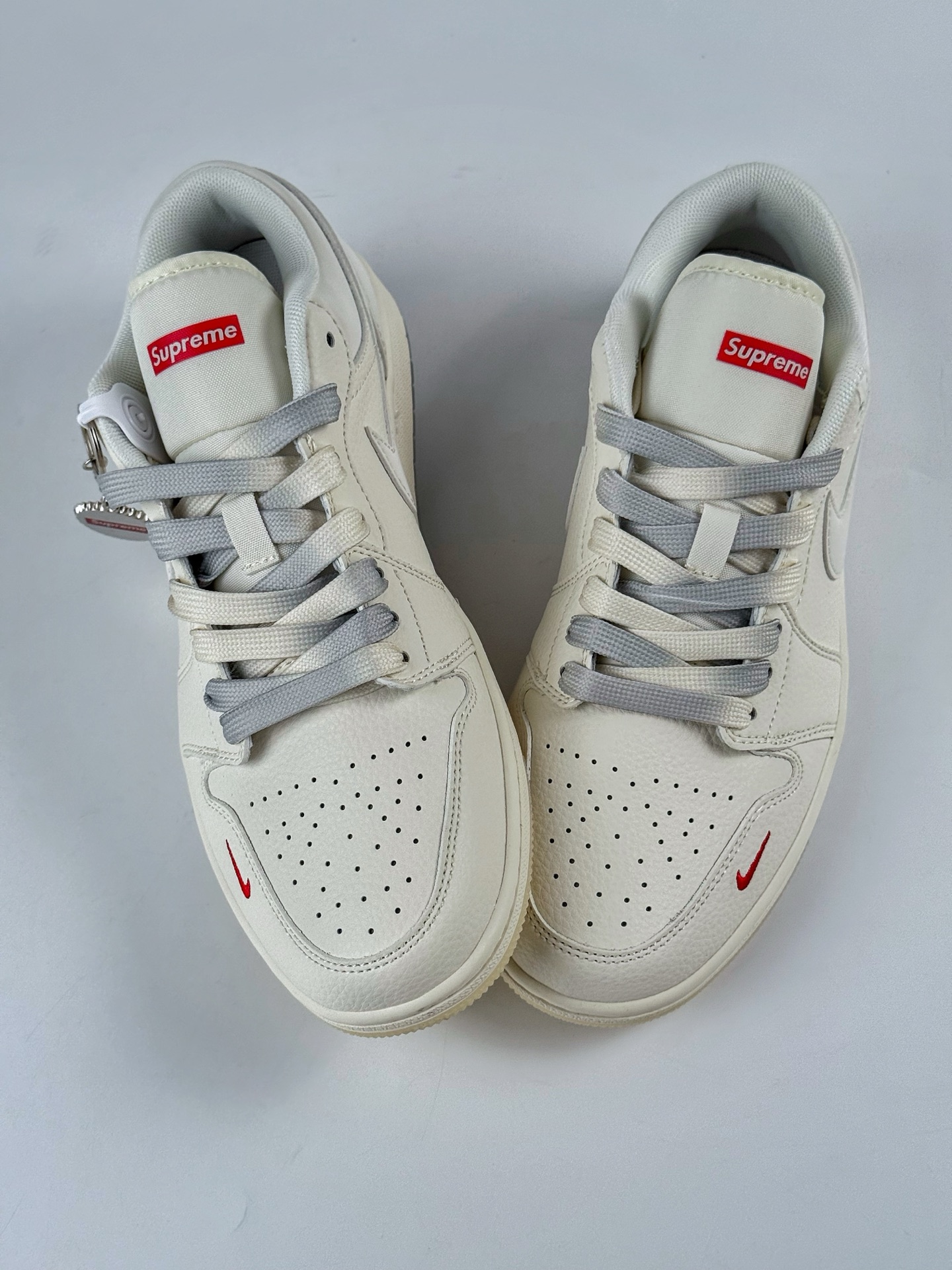 Air Jordan 1 Retro Low x superme 白红小钩 XX3168-175-High Quatity Cheap Brand wholesale wholesaler seller Clothes Bags handbags Sneakers Top Fashion Clothing Shoes from China Factory Chinese suppliers best Quality Beautiful Price Air Jordan 1 Retro Low x superme 白红小钩 XX3168-175