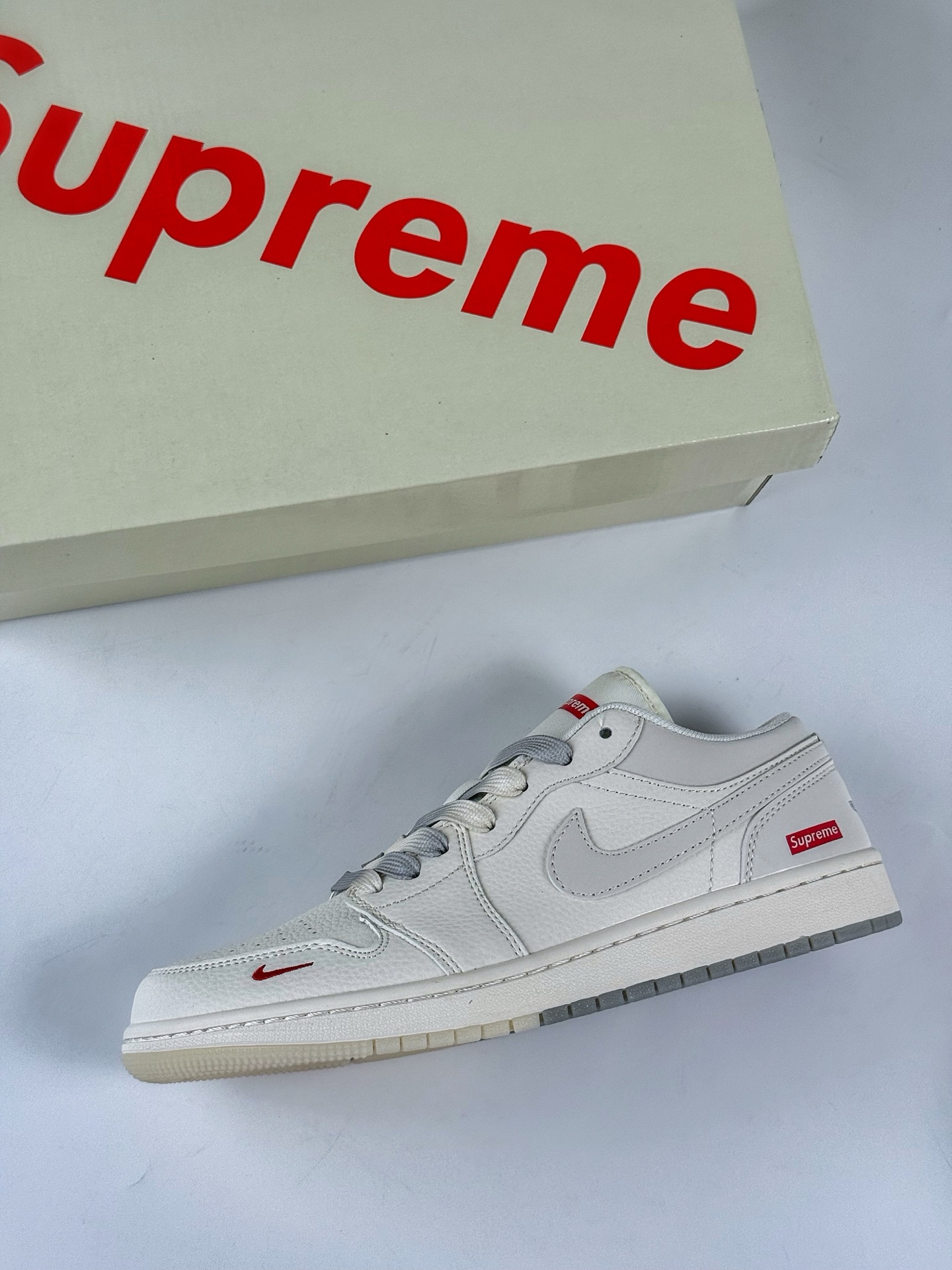 Air Jordan 1 Retro Low x superme 白红小钩 XX3168-175-High Quatity Cheap Brand wholesale wholesaler seller Clothes Bags handbags Sneakers Top Fashion Clothing Shoes from China Factory Chinese suppliers best Quality Beautiful Price Air Jordan 1 Retro Low x superme 白红小钩 XX3168-175