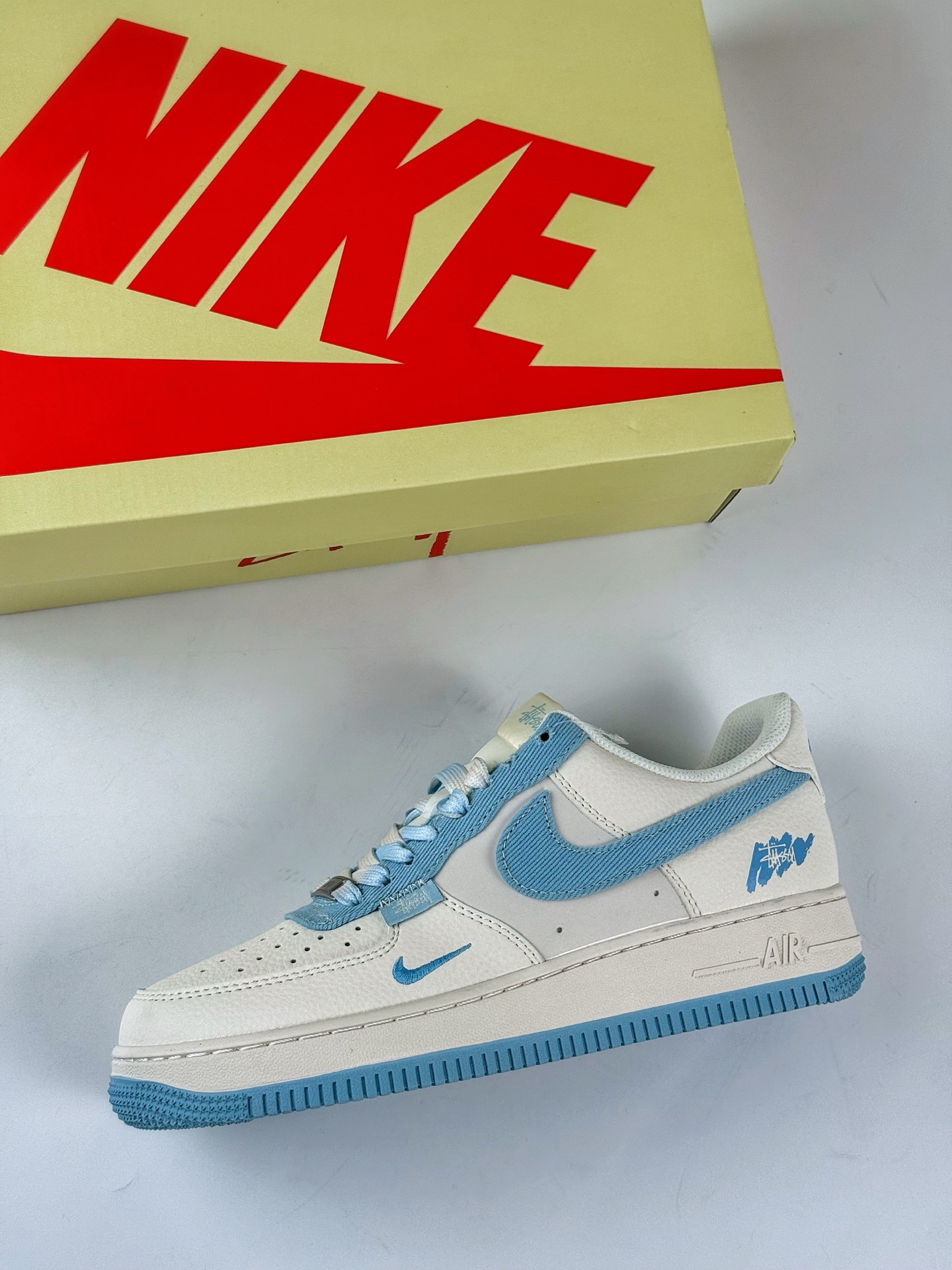 Nike Air Force 1 Low 07 x Stussy 白蓝小勾 HS8068-013-High Quatity Cheap Brand wholesale wholesaler seller Clothes Bags handbags Sneakers Top Fashion Clothing Shoes from China Factory Chinese suppliers best Quality Beautiful Price Nike Air Force 1 Low 07 x Stussy 白蓝小勾 HS8068-013