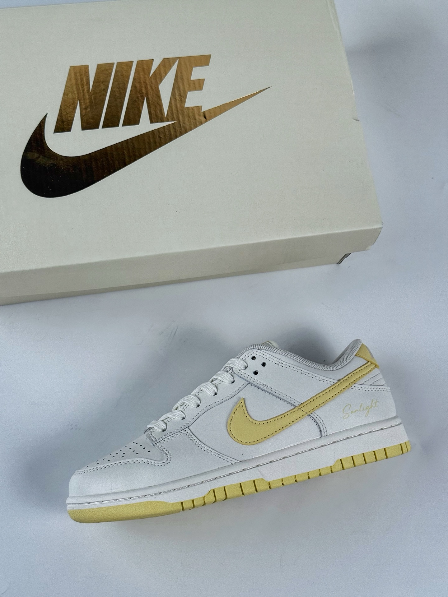 Nike SB Dunk Low 白黄 WY0406-020-High Quatity Cheap Brand wholesale wholesaler seller Clothes Bags handbags Sneakers Top Fashion Clothing Shoes from China Factory Chinese suppliers best Quality Beautiful Price Nike SB Dunk Low 白黄 WY0406-020