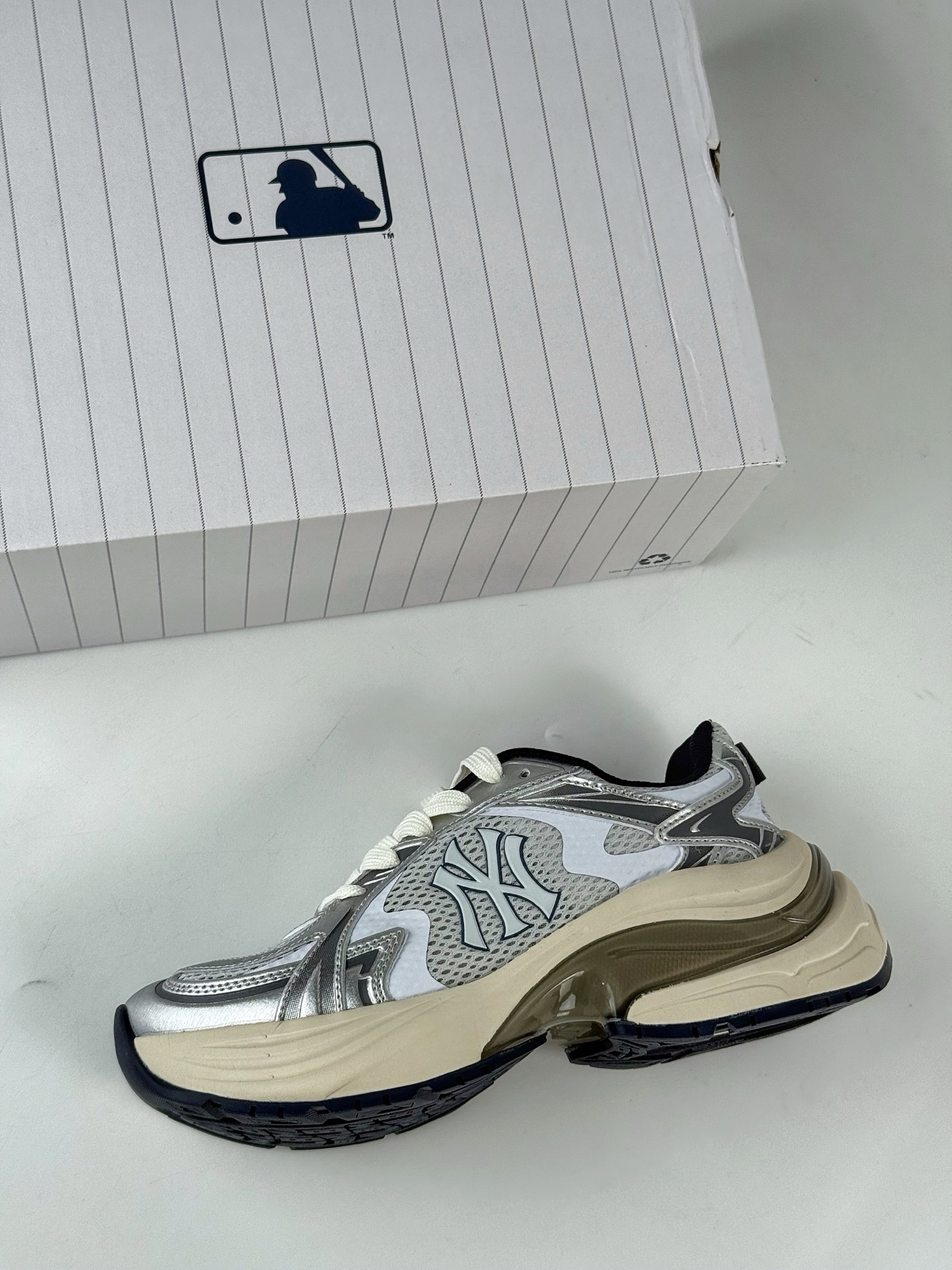 NY美国榄球洋基队 x MLB Chunky Runner Basic 厚底老爹厚底休闲运动慢跑鞋 3ARNSPL4N-High Quatity Cheap Brand wholesale wholesaler seller Clothes Bags handbags Sneakers Top Fashion Clothing Shoes from China Factory Chinese suppliers best Quality Beautiful Price NY美国榄球洋基队 x MLB Chunky Runner Basic 厚底老爹厚底休闲运动慢跑鞋 3ARNSPL4N