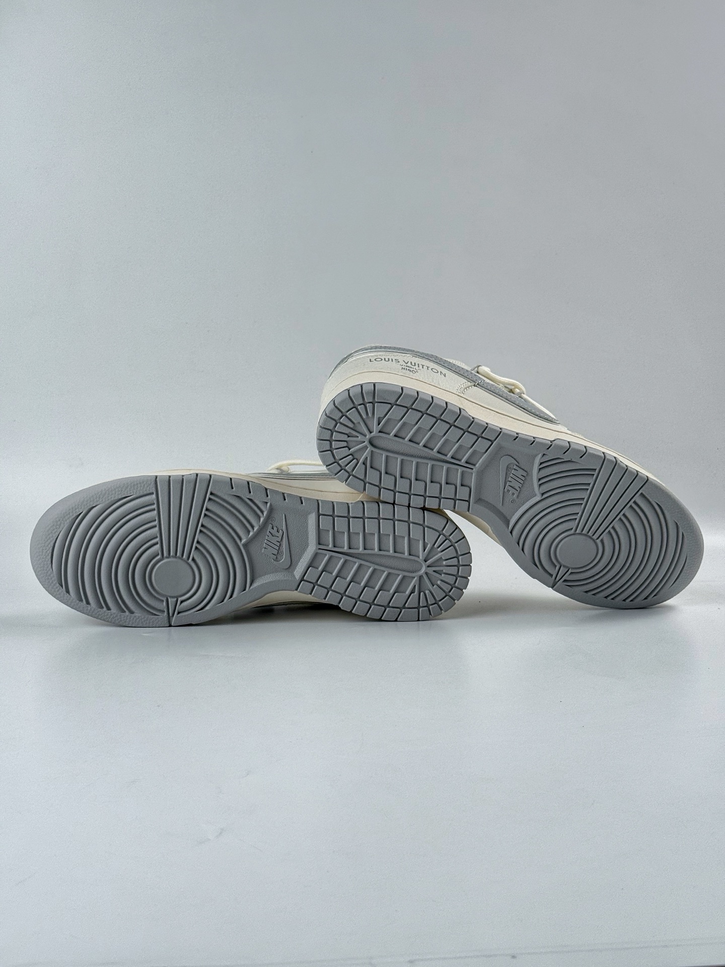 Nike SB Dunk Low x Louis Vuitton 白灰绑带 DM6868-092-High Quatity Cheap Brand wholesale wholesaler seller Clothes Bags handbags Sneakers Top Fashion Clothing Shoes from China Factory Chinese suppliers best Quality Beautiful Price Nike SB Dunk Low x Louis Vuitton 白灰绑带 DM6868-092